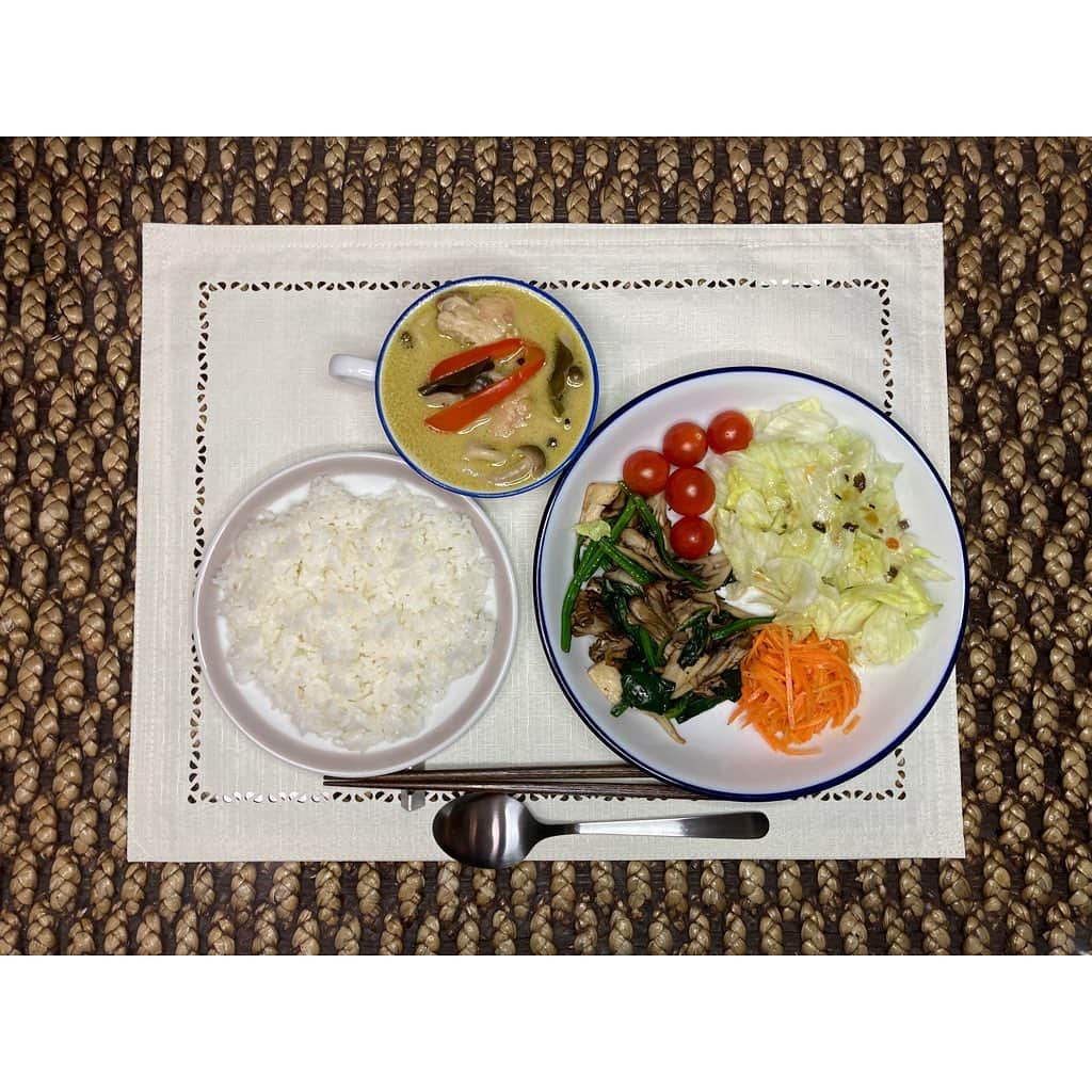 ねりお弘晃のインスタグラム：「⠀ ⠀ 【ごはん記録】⠀ ⠀ cook4meならグリーンカレーも一瞬✌︎('ω')✌︎ ⠀ ⠀ ・グリーンカレー⠀ ・その他⠀ ⠀ おじさんの料理アカウントになりつつある。🍽笑⠀ ⠀ #ねりお飯 #ティファール #tfal #cook4me #圧力鍋 #グリーンカレー #ほうれん草 #バター #醤油 #トマト #レタス #にんじん #ラペ #男飯 #男料理」