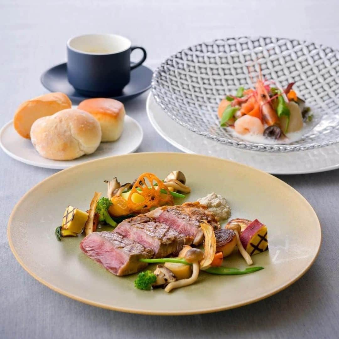 オズモールレストランのインスタグラム：「SEASON'S RESTAURANT 壱之壱／浅草東武ホテル＠浅草 . 【ＯＺ限定★スパークリングワイン付き】和洋7種から選べるメインが嬉しい！デザートワゴンサービスもセットのランチ全4皿 . 浅草駅から徒歩1分という抜群の好立地に佇む「浅草東武ホテル」内の「SEASON'S RESTAURANT 壱之壱」から、ＯＺ限定のランチプランが登場。 まずはスパークリングワインで乾杯して、ホテルレストランならではの洗練された空気を楽しんで。  コースは前菜に始まり、メインは和洋7種からセレクトできるのが嬉しい。 デザートはシェフパティシエが監修した煌びやかな品々がワゴンで運ばれるから、気分が華やぐこと間違いなし。 観光やおでかけの際にぜひ立ち寄ってみて。 . 店名：SEASON'S RESTAURANT 壱之壱／浅草東武ホテル 住所：東京都台東区浅草1-1-15 浅草東武ホテル3F アクセス：東京メトロ銀座線・都営浅草線・東武スカイツリーライン「浅草駅」3番出口より徒歩1分、つくばエクスプレス「浅草駅」A出口より徒歩7分 . . 詳しくは、プロフィールURLより↓ @ozmall_restaurant  #ozmall #オズモール #OZグル#レストラン #グルメ#グルメ女子#グルメスタグラム#グルメ旅 #グルメ好きな人と繋がりたい #グルメ#東京グルメ #ランチコース#ランチタイム#ランチ巡り#ランチデート #ランチ#東京ランチ #おひとりさま#おひとりさま女子#おひとりさまランチ#おひとりさまごはん #おひとりさま時間#おひとり様#おひとり様女子 #浅草#浅草ランチ　#浅草グルメ」