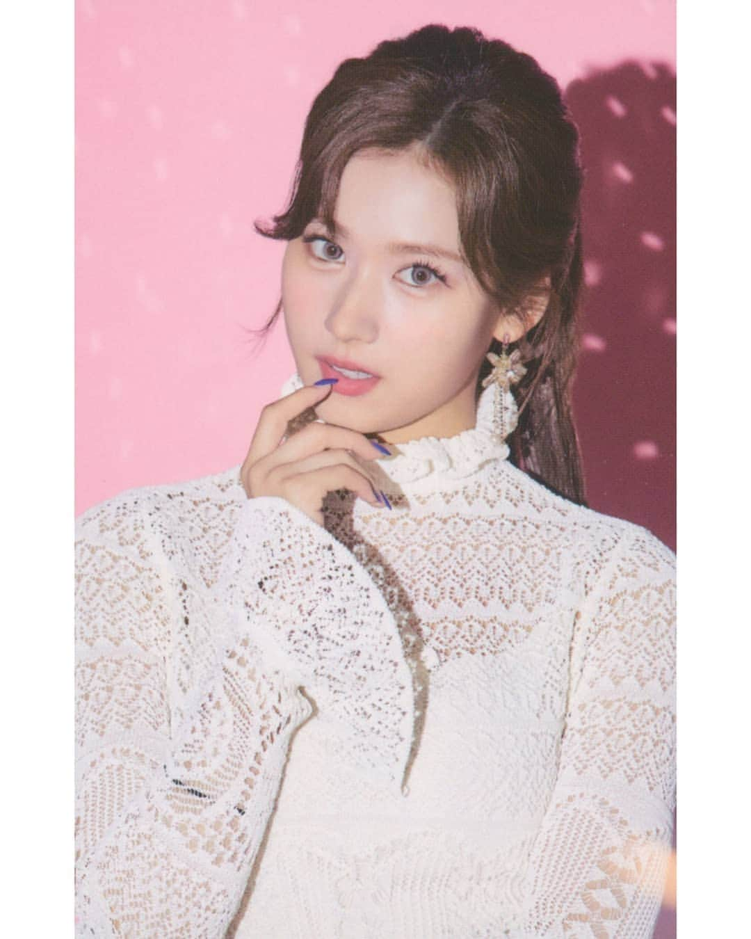 サナさんのインスタグラム写真 - (サナInstagram)「[SCAN] TWICE JAPAN SEASON'S GREETINGS 2021 "ON & OFF" - Sana photocard set . Cr. Njmsjmdct2 . #HappySANAday #AdorableSANAday  ーーーーーーーーーー Follow > @sana.twice.kr < . @twicetagram #TWICE#트와이스#ONCE#Sana#사나 #Nayeon#나연#Jeongyeon#정연#Momo#모모#Jihyo#지효#Mina#미나#Dahyun#다현#Chaeyoung#채영#Tzuyu#쯔위」12月29日 21時00分 - sana.twice.kr