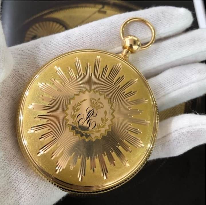 サザビーズさんのインスタグラム写真 - (サザビーズInstagram)「A masterpiece fit for a King! 👑 This is one of the most magnificent and important watches ever made by the ‘father of modern watchmaking’, Abraham-Louis #Breguet. Discreetly sold to King George III in 1808, in the midst of the Napoleonic Wars, the watch is most probably the first tourbillon Breguet sold commercially and is ground-breaking in so many ways!  The watch sold for £1.6 million at auction in London, after a battle between four determined bidders. You can read all about it at the link in bio, and head to @sothebyswatches for more 2020 highlights as we count down to the New Year. #Sothebys2020Wrapped  #Bestof2020 #sothebyswatches #watches #watchcollector @sothebyswatches」12月29日 21時00分 - sothebys