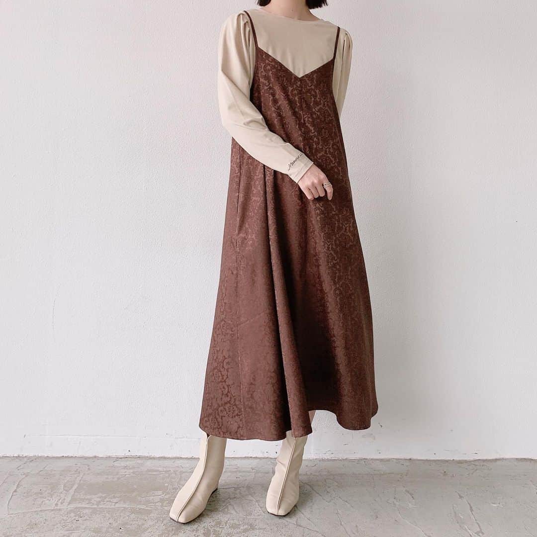 Vannie Officialのインスタグラム：「⠀  【VANNIE U 　ジャガードキャミワンピース 】3,900+tax ⠀  《styling》 ツヤ感のある織り模様が今の気分にマッチ♪ロング丈のキャミワンピース登場！ 合わせるインナーで雰囲気の変化を楽しめます◎ シンプルなインナー合わせや、ニットカーデを羽織ったり、、♡ ニットプルオーバーを重ねたレイヤードコーデもオススメ♪  ⠀ 《detail》 ゆとりのある身幅で厚手のニットも難なく着こめます♪ 肩紐で長さ調節が可能なので自分にぴったりな着丈に調節して頂けます◎ 深めのVネックで顔周りがすっきりとした印象に♪ 前後2WAYで着るのもオススメです。  《fabric》  光沢のあるジャガード織りの生地使用 ⠀ ⠀ ⠀ #vannie_u#ヴァニーユー #ZOZOでしか買えない⠀⠀ お問い合わせはDMまでご連絡ください‪‪☺︎‬」