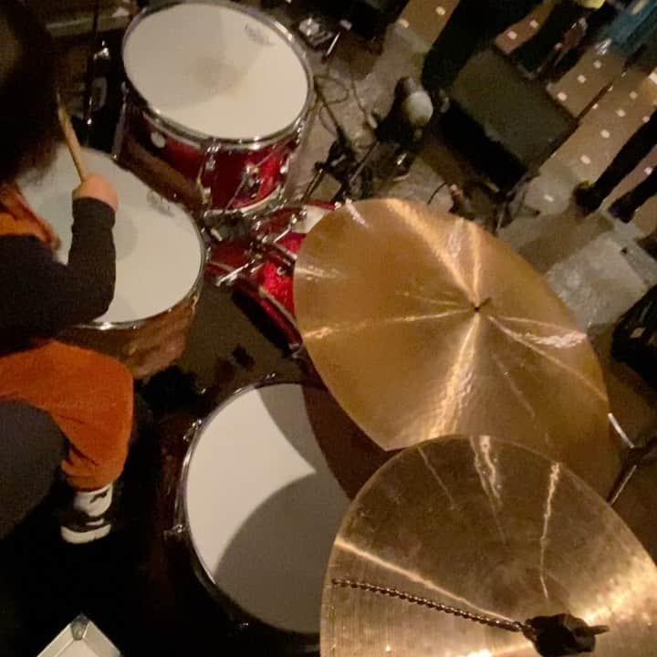 オカモトレイジのインスタグラム：「Our first session! Lil baby beatz🤣 はじめてのドラム演奏😍」