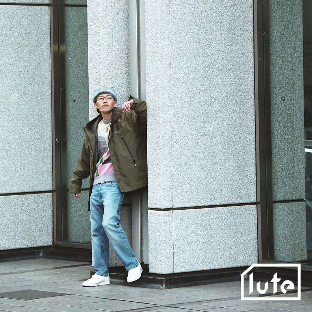 lute / ルーテのインスタグラム：「【#lute "IN TOWN"】音楽動画メディア「lute」によるインタビュー企画「IN TOWN」。アーティストやクリエイターのインサイドをストリートから配信。  Interview with PEAVIS (@peavis_yld) Occupation: Rapper  Q. 好きなクリエーター（アート、写真家、映像作家など）は？ A. 絵描きさんのKAMIとSASUによるHITOTZUKI  Q. 今行きたいところはどこ？（国内・海外問わず） A. ヨーロッパ行った事なくて、あと東南アジア好きでもう一回行きたい！春に行く予定だったけど567のせいで、、  Q. お気に入りの映画・ドラマは？ A. ずっと好きなのはムーンライズキングダム！あと最近GET OUTとUSは食らった。  Q. クリエイティビティの源は？ A. 生きていて感じる事。形のない物。  Q. 最近の活動はどう？ A. Carrying You沢山聞いて下さい！   Photography @keigosugiyama_   #lutemedia #luteintown #streetsnap #streetstyle #streetculture #streetscene #streetjapan #music #creator #interview #ルーテ #ストリートスナップ #インタビュー #音楽 #音楽のある生活 #音楽好きな人と繋がりたい」