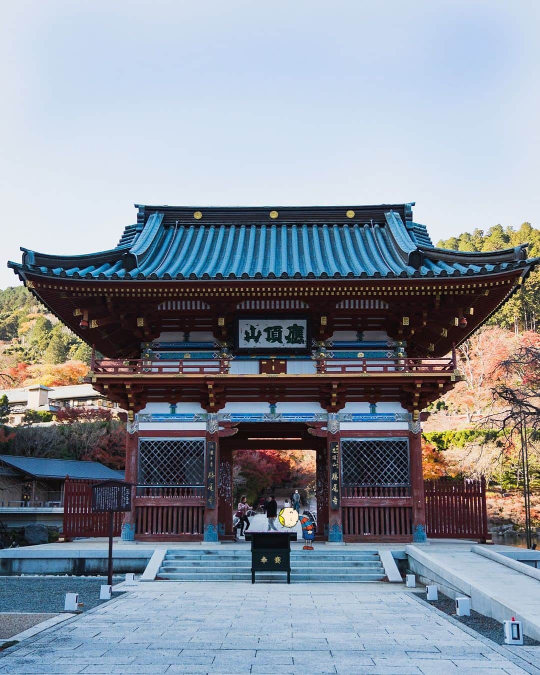 のインスタグラム：「The main gate of Katsuoji was last rebuilt in 1603! It certainly stands out and manages to fit into the mountain scenery at the same time📸  尾寺の正門は1603年に建て直されたものなんだって！ 後ろの壮大な自然とそびえたつ大きな門のコラボレーションが最高🤩  ————————————————————— #maido #withOsakaBob #OSAKA #osakatrip #japan #nihon #OsakaJapan #大坂 #오사카 #大阪 #Оsака #Осака #โอซาก้า #勝尾寺 #Katsuojitemple #osakatemple」