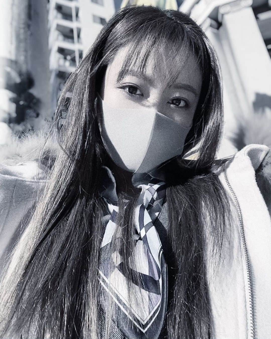 のインスタグラム：「昨日で仕事納めで 今日からお休みに入りました😋💗 こちらの会社に入社してから約3ヶ月ほどになりますが、すっかり場にもなれて、生意気な後輩ってゆわれちゃうぐらいになりました✌️笑　 そして、毎日毎日素敵な夫婦とお子様を見るので、結婚したくなります👶笑 #まず相手見つけろや　 ってことで、残り少ない2020年楽しく過ごそっと💗　🍀happy🍀 #会社　#OL #受付 #仕事納め」