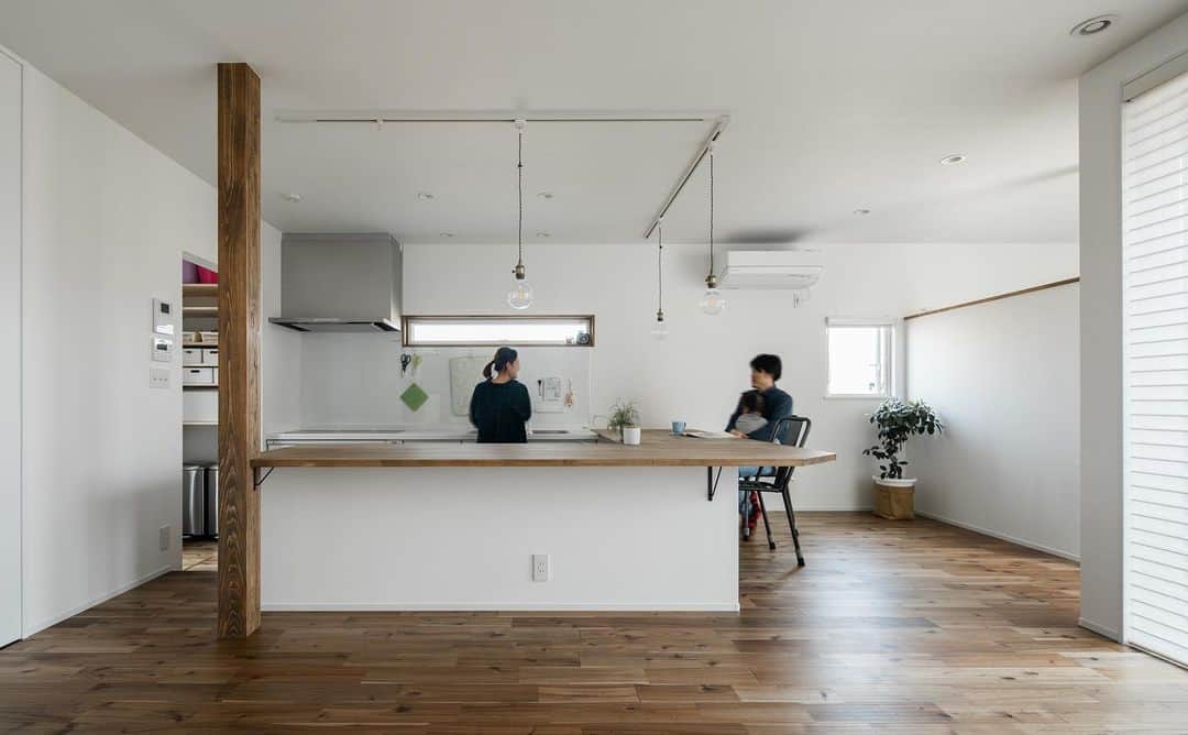 ルポハウス一級建築士事務所さんのインスタグラム写真 - (ルポハウス一級建築士事務所Instagram)「・ ・ ・ ダイニングテーブルを置きたくないというリクエストを、造作のキッチン収納カウンターでカバー。 ・ テレビボードも同素材で造作した、統一感のある居心地抜群な ＬＤＫです。 ・ ・ ・ 𓐌𓐌𓐌𓐌𓐌𓐌𓐌𓐌𓐌𓐌𓐌𓐌𓐌𓐌𓐌𓐌𓐌𓐌  ルポハウスの施工事例はこちらまで☞ @reposhouse  𓐌𓐌𓐌𓐌𓐌𓐌𓐌𓐌𓐌𓐌𓐌𓐌𓐌𓐌𓐌𓐌𓐌𓐌 #ルポハウス は#ちょっとかっこいい家 を"友人のために" という思いでつくっています。 一生に一度の#マイホーム。 「あなたにしかできない」×「ルポハウスだからできる」で、 私たちだけの#家づくり を思いっきり楽しんでみませんか？！ ・ ・ ・ #住宅 #注文住宅 #新築一戸建て #デザイナーズ住宅  #一級建築士事務所 #設計事務所  #滋賀県大津市 #滋賀県草津市 #滋賀県栗東市  #滋賀県近江八幡市 #リビングダイニング #リビングインテリア #ダイニングインテリア #造作キッチンカウンター #キッチンインテリア」12月29日 21時02分 - reposhouse
