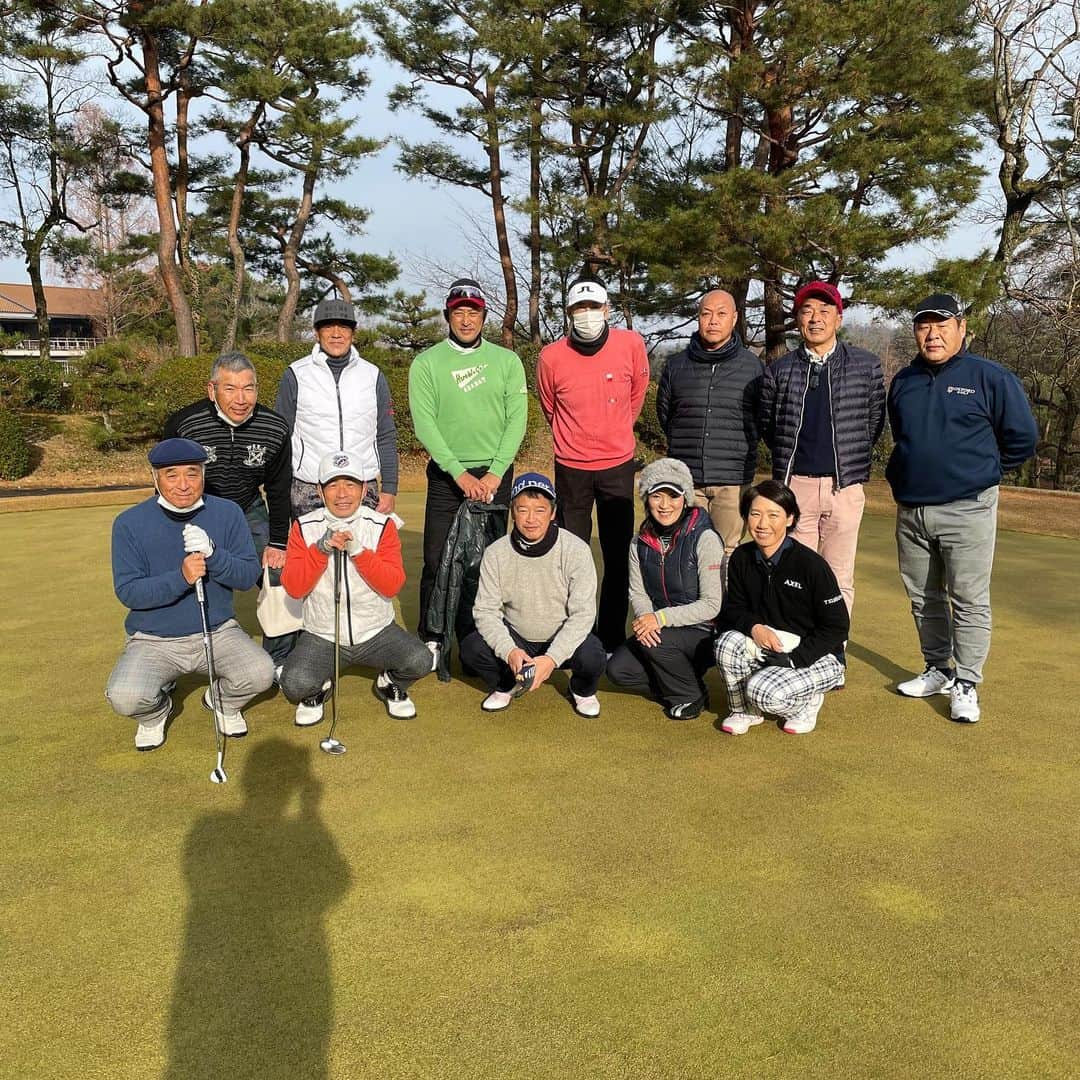 古久保健二さんのインスタグラム写真 - (古久保健二Instagram)「今年の打ち納め⛳️ 愉快な仲間の、忘年ゴルフ‼️ 山本義隆プロ、中村通プロ、生島早織プロ、村田理恵プロ、真喜志康永、佐々木修、村上隆行。 色々大変な一年でしたが、一日も早く、穏やかな日が来ますように🙏 #プロゴルファー #男子シニア #女子プロゴルファー #伏見工ラグビー #プロ野球 #近鉄バファローズ」12月29日 21時04分 - kenjifurukubo