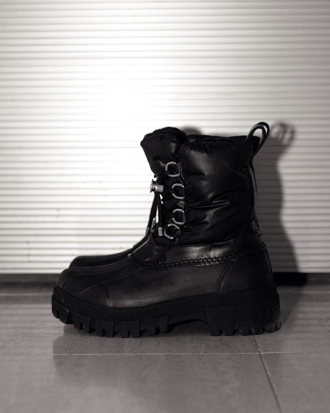 MARISのインスタグラム：「Thank you @revolve for my Fav boots 2020🤍 Omg I’m ready for ❄️ #revolveme @ragandbone #revolve #リボルブクロージング  #fashion #boots #winter #snow #ファッション #ブーツ」