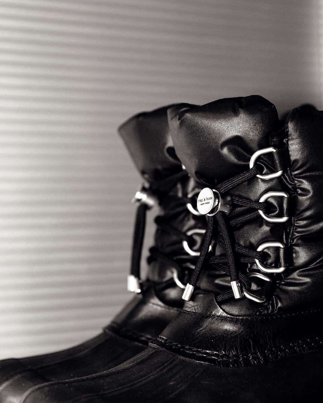 MARISさんのインスタグラム写真 - (MARISInstagram)「Thank you @revolve for my Fav boots 2020🤍 Omg I’m ready for ❄️ #revolveme @ragandbone #revolve #リボルブクロージング  #fashion #boots #winter #snow #ファッション #ブーツ」12月29日 21時16分 - marristea