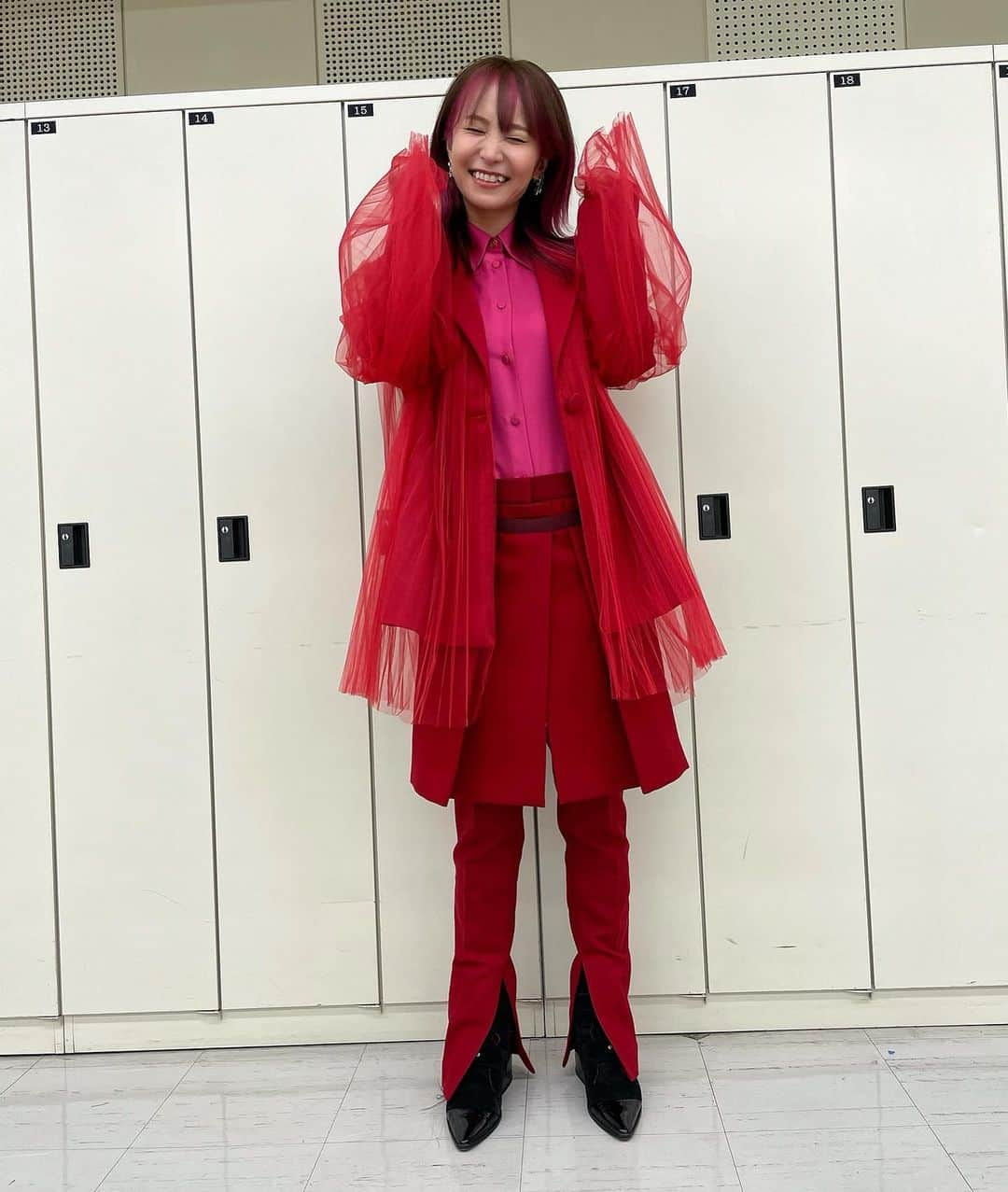 LiSAさんのインスタグラム写真 - (LiSAInstagram)「第71回NHK紅白歌合戦のリハーサルをしてきました🔴⚪️ このステージに、2年連続で出場させていただける喜びを「帰って来たぁー！」という気持ちと共に感じています。紅組の勝利を込めてまっか🔴❤️👹 #りさふく #くばちゃまコーデ #ATUBODYCOUTURE #Gucci #sacai #sacai」12月29日 21時10分 - xlisa_olivex