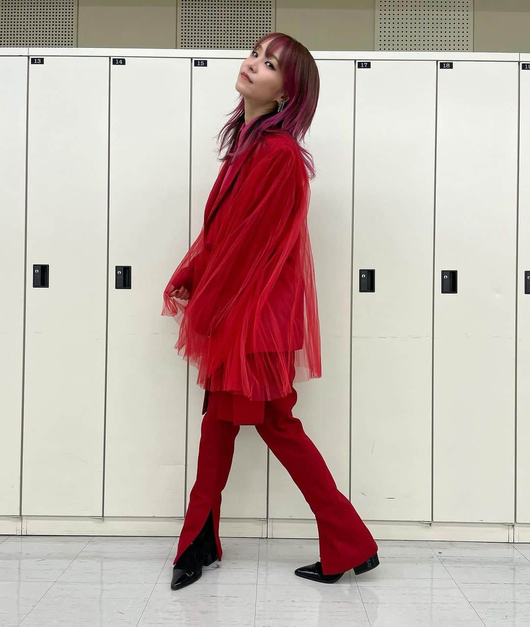 LiSAさんのインスタグラム写真 - (LiSAInstagram)「第71回NHK紅白歌合戦のリハーサルをしてきました🔴⚪️ このステージに、2年連続で出場させていただける喜びを「帰って来たぁー！」という気持ちと共に感じています。紅組の勝利を込めてまっか🔴❤️👹 #りさふく #くばちゃまコーデ #ATUBODYCOUTURE #Gucci #sacai #sacai」12月29日 21時10分 - xlisa_olivex