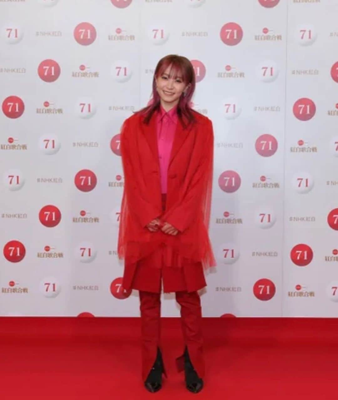 LiSAさんのインスタグラム写真 - (LiSAInstagram)「第71回NHK紅白歌合戦のリハーサルをしてきました🔴⚪️ このステージに、2年連続で出場させていただける喜びを「帰って来たぁー！」という気持ちと共に感じています。紅組の勝利を込めてまっか🔴❤️👹 #りさふく #くばちゃまコーデ #ATUBODYCOUTURE #Gucci #sacai #sacai」12月29日 21時10分 - xlisa_olivex