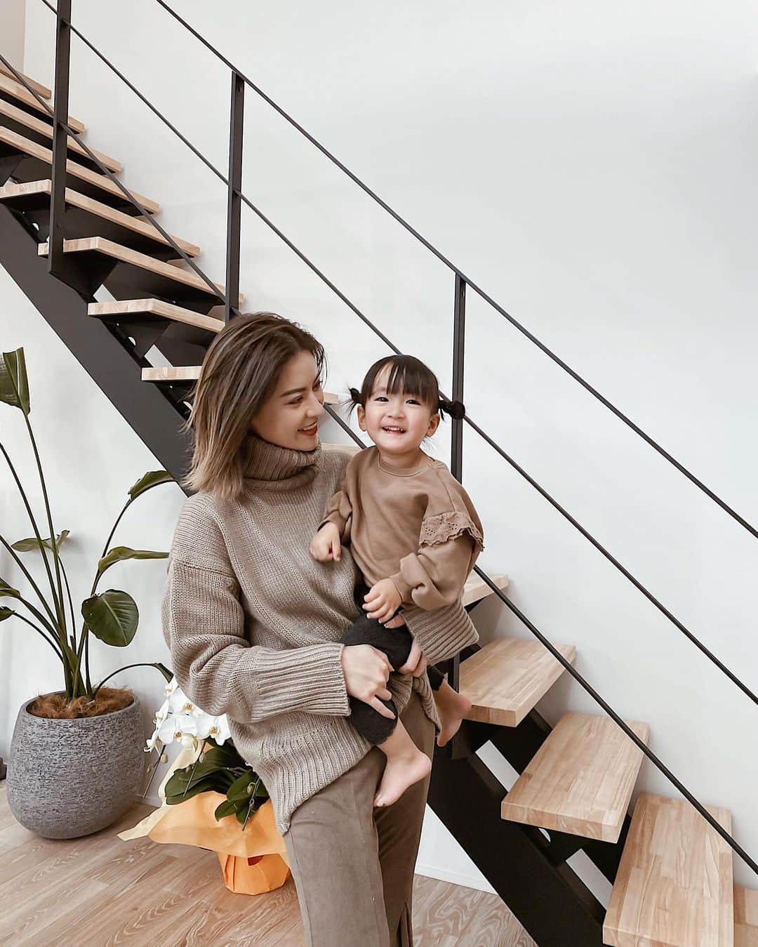 孫きょうのインスタグラム：「引っ越し1週間でほぼ終了👏🏻 あとは前の家を1月末の引き渡しまでの掃除のみ！  重たい荷物を持ち上げては階段を何往復もしたり、時には抱っこマンを相手したり、中腰作業が続いてたから @guardnerbelt の骨盤ガードナーベルトが腰痛対策に助かりました🙇🏻‍♀️✨  欧米で大人気らしく100万人の腰痛を救った骨盤矯正ベルトなんだって！付けると腰を支えてくれて姿勢もシャキッとなる👀  動画👧🏻がうるさすぎて音声オフにしちゃったけど、このガードナーベルト締めた瞬間、固定されすぎてお〜！って声が出るほどだったから😂  産後の骨盤矯正や腰痛の対策がベルトをしめるだけで10秒で出来るし、強度抜群で男性も利用できるから仕事で疲れた旦那にも👨🏽  1月5日までの500円OFFクーポンを頂いたので是非✨ 【sonkyou_guardner】  #ガードナーベルト #骨盤矯正 #腰痛改善 #骨盤ベルト #腰痛コルセット #姿勢改善 #PR」
