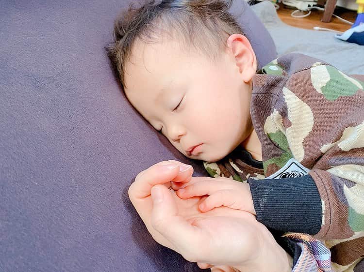 江原千鶴（エハラチヅル）さんのインスタグラム写真 - (江原千鶴（エハラチヅル）Instagram)「うたくんはママの親指を握らないと眠れなくて。 一晩中手を繋いでいます。 いつまで手を繋いでくれるのかな〜？  #うたくん成長記録 #2歳 #末っ子長男 #癒し#寝かしつけ #手繋ぎショット」12月29日 21時12分 - eharachizuru