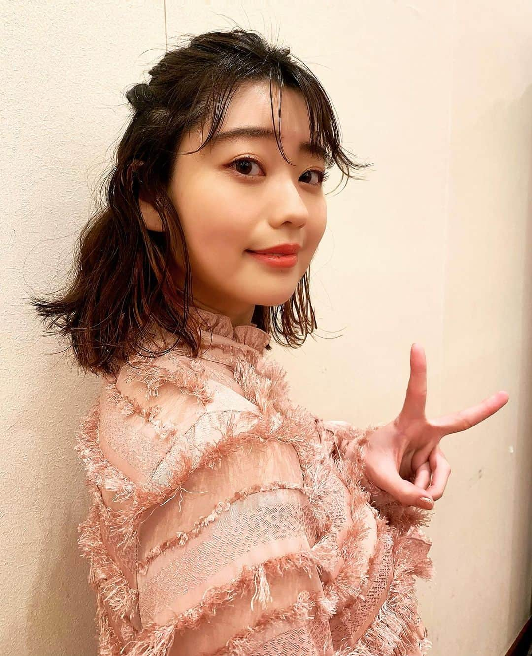 冨手麻妙さんのインスタグラム写真 - (冨手麻妙Instagram)「2020年は映画『#嘘八百京町ロワイヤル 』から始まり、『#転がるビー玉 』『#喜劇愛妻物語 』『#水上のフライト 』『#ホテルローヤル 』『#アンダードッグ 』『#サイレントトーキョー 』と7本の映画に出演させていただきました！  初めてドラマのレギュラーやらせて頂いたり、大好きなクリープハイプのMVに出演させて頂いたり、一つ一つ目標を叶えられた一年になったと思います。  たくさんの出会いを大切に、2021年も進んでいきたいなあと思います、みなさま引き続きよろしくお願いします❤️❤️❤️  年明け1月1日からは『アンダードッグ 』配信版が、ABEMAプレミアムにて独占配信スタート、  1月2日よる21時〜TBSドラマ『#逃げるは恥だが役に立つ 』新春スペシャルに出演しております、  お正月のお供にぜひ、ご覧ください❤️  良いお年を。。。🍶🖤」12月29日 21時13分 - amitomite