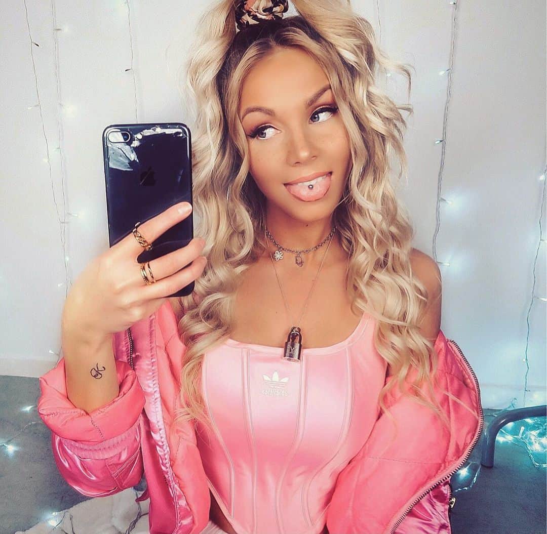 Keelaのインスタグラム：「Dags för ny telefon snart tror jag 🙄🥴 Vad har ni för 📱?」