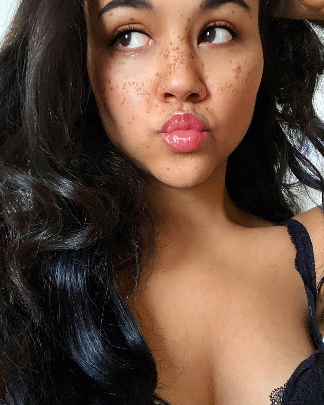 キャット・デルーナのインスタグラム：「Not an underwear add. Look, my freckles came back! Hehe🙈🥰」