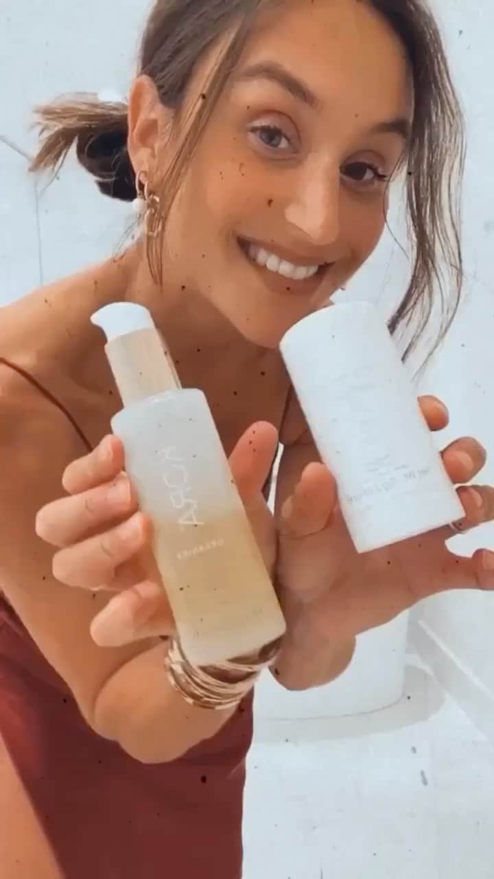 のインスタグラム：「We’ve teamed up with @koraorganics and @mirandakerr for a KORA Organics x DANNIJO #Giveaway!✨⠀ ⠀ One lucky winner will receive the Noni Glow products our co-Founder, @danielleasnyder trusted throughout her pregnancy and continues to use for healthy skin, the Pregnancy Essentials (Noni Glow Body Oil, Noni Glow Body Balm & Enriched Body Lotion) AND the pre-natal-friendly @dannijo Slip dress🌻⠀ ⠀ To enter, follow @dannijo, @koraorganics, and @mirandakerr and tag a mom-to-be on this post! For more on @danielleasnyder’s pregnancy journey check out her Q and A with @mirandakerr by visiting the link in our instastory.⠀ ⠀ *Guidelines: Winner must be 18 or older, must be located in US and will be chosen at random and informed through DM. The Giveaway runs for 24 hours and the winner will be announced December 30, 2020. This promotion was in no way sponsored, endorsed or associated with Instagram*」