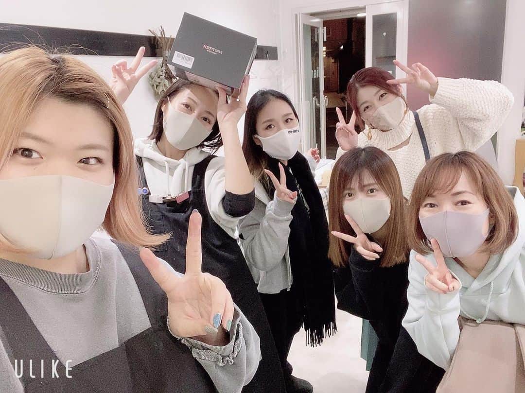 小森純のインスタグラム：「本日で、今年の営業は無事に終わりました😊 お客様からは、 沢山の笑顔と、沢山のパワーを頂けるような一年となりました。 @ef.nail  にご来店頂き、本当にありがとうございました★😭 ・ @ef.nail は、 3回目の年末です😊 初期メンバーは変わらず同じ空間で過ごし、今年から入ってくれた2人のスタッフも新たに加わり、賑やかで家族みたいなスタッフ達が私は本当に大好きです。 来年も変わらずこのメンバーでスタートします＾＾ ・ @wing._.nail  西さん😊 @tnbdesuyo  田名部さん😊 @summer_g.nail  秋山さん😊 @mnnail__22  東井さん😊 @reiko.efnail  鳴海さん😊 ・ また、 @misa_by_novel  NOVELさんとのコラボ商品を発売できた事も私達にとっては素晴らしい出来事でした。 みささん、NOVELスタッフの皆様、本当にありがとうございました😊 ・ 年始は4日からスタートです＾＾ 来年もよろしくお願いいたします🤲😊 ・ ・  グラデーション#ニュアンスネイル#ニュアンスネイルデザイン#インクネイル #冬ネイル#秋ネイル#秋ネイルデザイン#ワンカラー#シンプルネイル#efネイル#efネイル石川町#efネイル石川町店#efネイルグループ#efネイルサロン#efネイル横浜#efネイル代々木上原店オープン#efネイル代々木上原#efネイル東京店#小森純#ギャラクシーネイル」