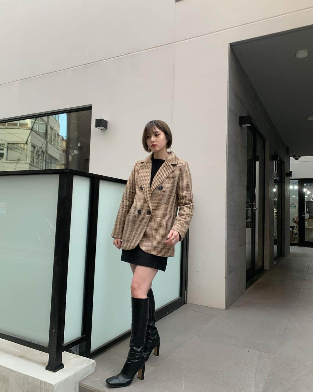 えなちぃのインスタグラム：「小柄女子のジャケットコーデ😎 大人っぽく着たかったので、 インナーは全部黒でまとめました✨ 安定に、このロングブーツは 足を細長く見せてくれるので、 ありがたい🥺❤️」