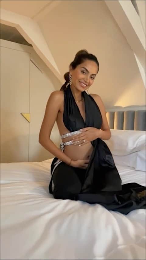 Diipa Büller-Khoslaのインスタグラム：「Loving all my new curves and edges 🤍🤰🏽#bodypositivity #bodylove #preg」