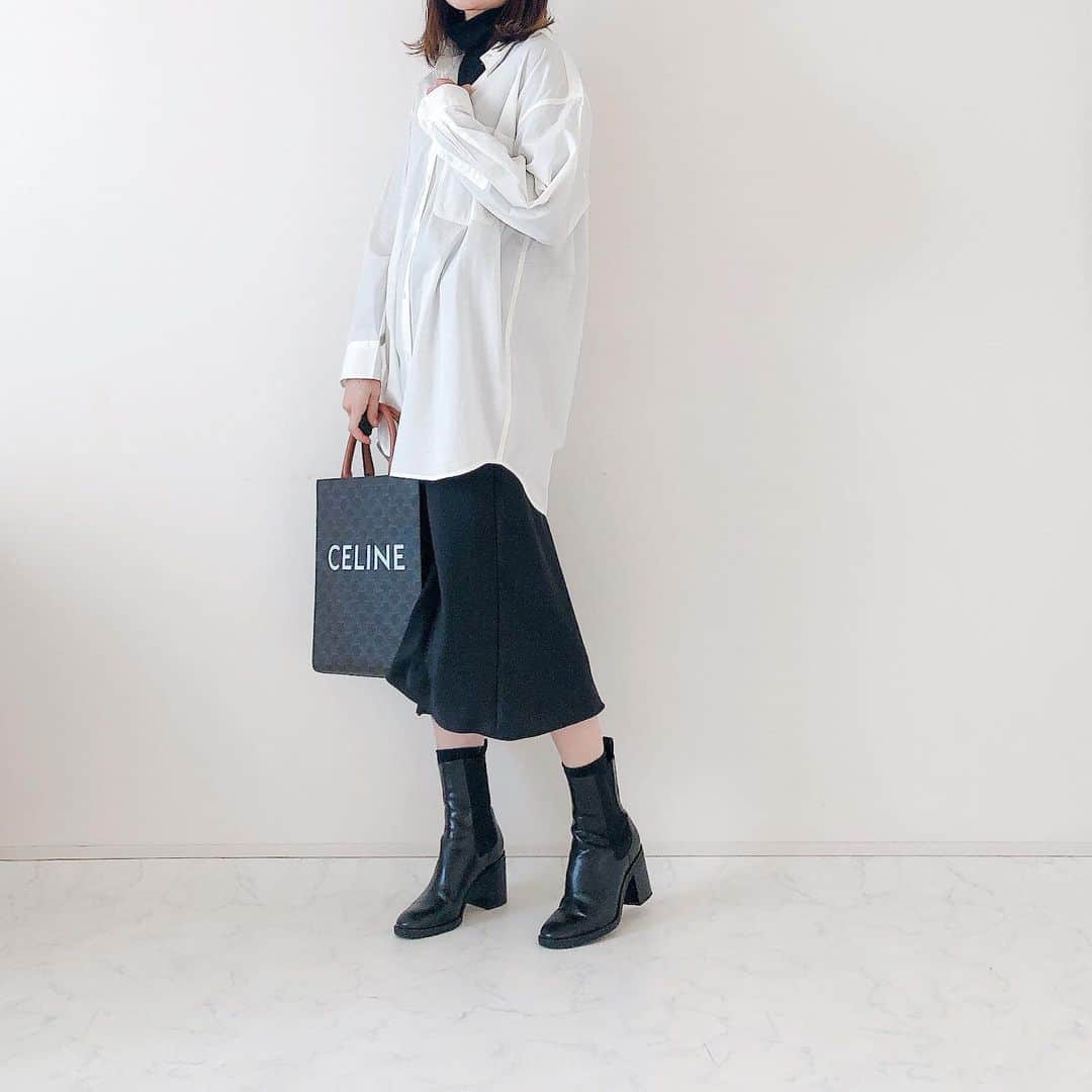 n.etsuuさんのインスタグラム写真 - (n.etsuuInstagram)「👔2020.12.29 ・ @uniqlo  #オーバーサイズシャツ ・ ほんまにオーバーサイズでダボっと感が可愛いシャツ🤍 ・ 白シャツばっかり持ってるやんて言われそうでクローゼットに隠してます🙄 ・ ・ 【左】 shirt/tops/skirt▹UNIQLO #ヒートテックフリースタートルネックt  #サテンナローフレアスカート  boots▹#zara bag▹#celine ・ 【右】 pants▹UNIQLO #ハイライズスキニーアンクルジーンズ boots▹#gu @gu_global  ・ ・  ・ #uniqlo#uniqloginza #uniqloginza2020fw  #uniqlojapan #uniqloコーデ #ユニクロ#ユニクロ購入品#ユニクロ#ユニジョ#アラフォーコーデ#アラフォーママコーデ#プチプラコーデ#大人カジュアル#シンプルコーデ#着回しコーデ#高身長コーデ#上下ユニクロ部#popootd#popbeegirls #partegram #locari」12月29日 21時20分 - n.etsuu