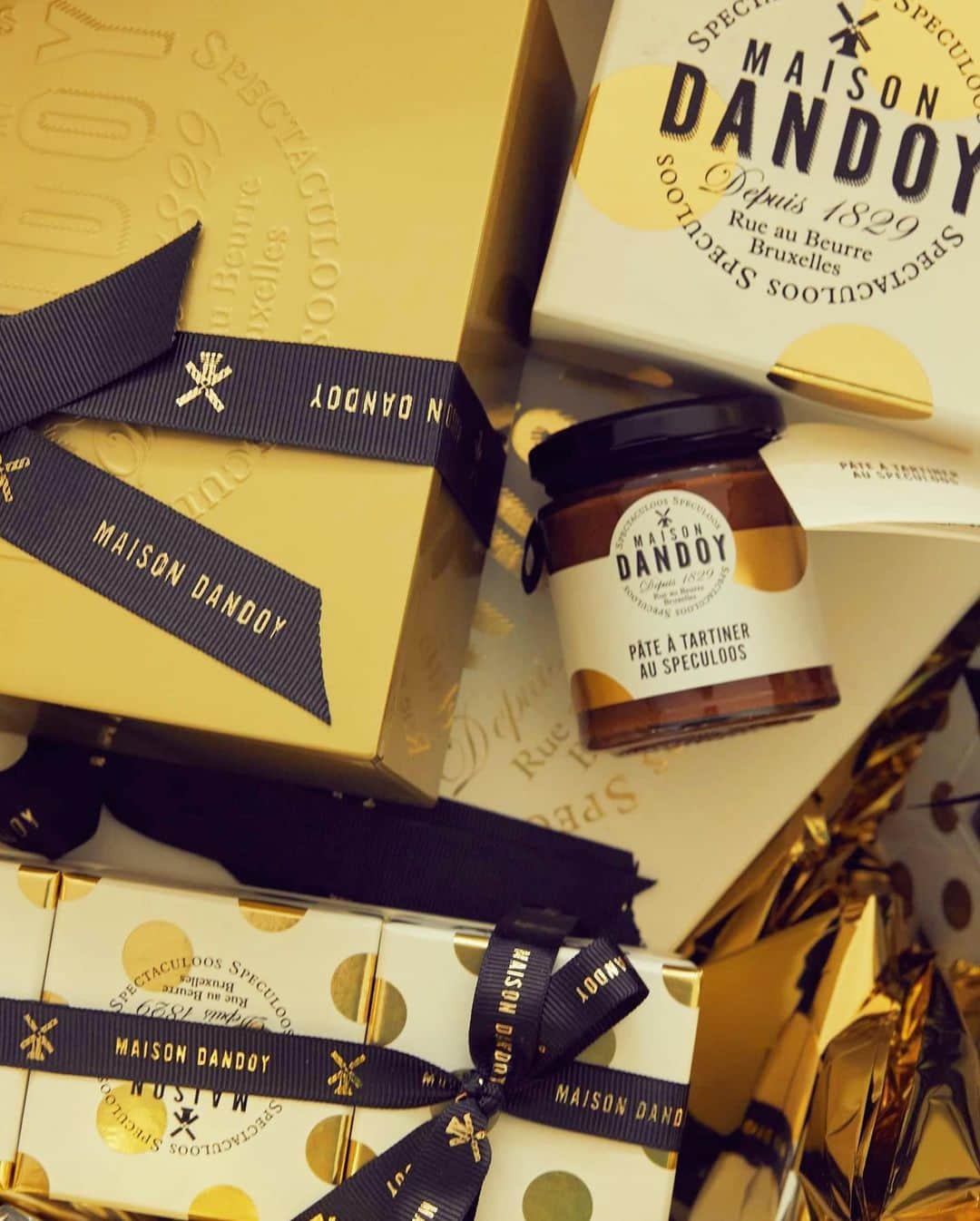 アメリカンビンテージのインスタグラム：「🎁 5e JEU CONCOURS DES FÊTES ! (ET OUI, CE N’EST PAS TERMINÉ)🎁  Le petit déjeuner parfait, vous en rêvez déjà ? Nous aussi.  On vous invite donc à le remporter avec la maison belge @maisondandoy et son panier-cadeau composé de pains, pâtes à tartiner, biscuits, spéculoos et autres gourmandises (total 197,50€). Qui a faim ?  Pour remporter ce 5e lot : (International) 1- Suivez @americanvintage_officiel et @maisondandoy 2- Mentionnez votre acolyte food dans les commentaires 3- Bonus : partagez ce post dans votre story en mentionnant @americanvintage_officiel pour accroître vos chances de gagner (compte public seulement) 4- Le gagnant ou la gagnante sera annoncé.e le 31 décembre :)  __   🎁5th FESTIVE GIVEAWAY (YES, THE FESTIVE SEASON IS NOT OVER) 🎁  Want to do perfect breakfast the right way? We are teaming up with @maisondandoy from Belgium to offer you a gift basket of breads, biscuits, cakes and speculoos (Total 197,50€). Who’s hungry? Ho, and here’s how to enter:  (International) 1- Follow @americanvintage_officiel and @maisondandoy 2- Tag your BFF (Best Food Friend) in the comments section 3- Bonus: share this post on your story tagging @americanvintage_officiel to increase your chances of winning (public profile only) 4- Winner will be announced on December 31st :)」