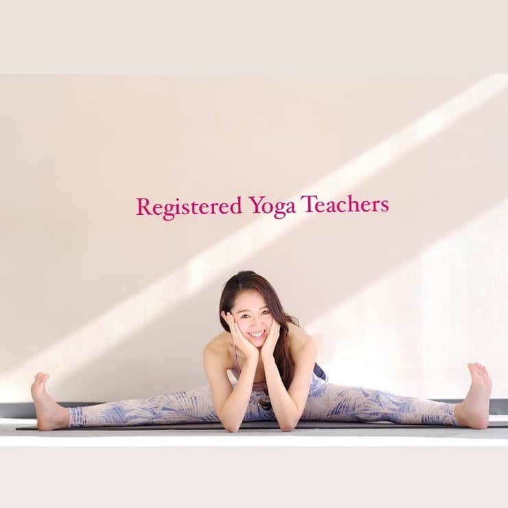 阿部智帆のインスタグラム：「🧘‍♂️💗 全米ヨガアライアンス というヨガインストラクター資格の為の学校を卒業しました😊  コロナ禍で自分時間が増える中、 心と身体にもっと向き合いたい❣️  よし、身体を作り直そう‼︎  今の私に合うのは、ヨガかなぁ🤔 どうせやるなら、ちゃんとやろう‼︎  と、思い立ったら即行動で飛び込んだものの ま〜ぁ想像以上に大変でした😳💦笑　  でも、 深い知識と思いやりをもって教えてくださる @airi_sakamoto_h 先生と 出逢えてよかったと思わざるを得ない、愛溢れすぎな同期のみんなのお陰で楽しく学ぶ事ができました🥰  たくさんの気付きと、かけがえのないご縁を頂いた数ヶ月。 数ある学校の中から @omyoga_life を選んで本当によかった♡  ヨガの魅力、少しずつでも伝えていけたらいいな💗  photo by @mayu__yoga ❤︎  #yoga #ryt200 #ヨガ#ヨガインストラクター#ヨガウェア」