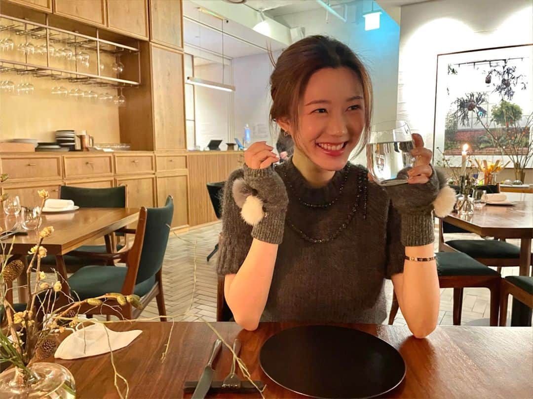 イ・ダインさんのインスタグラム写真 - (イ・ダインInstagram)「연말이 너무도 연말같지 않지만, 올 한해 힘들었던 만큼 앞으로 다가올 내일은 행복한 날들로 가득할거에요 🙏🏻  Life is an endless journey of ups and downs,  Yet, this year was too harsh.  But no worries. let’s go up again, together🥂」12月29日 21時33分 - xx__dain