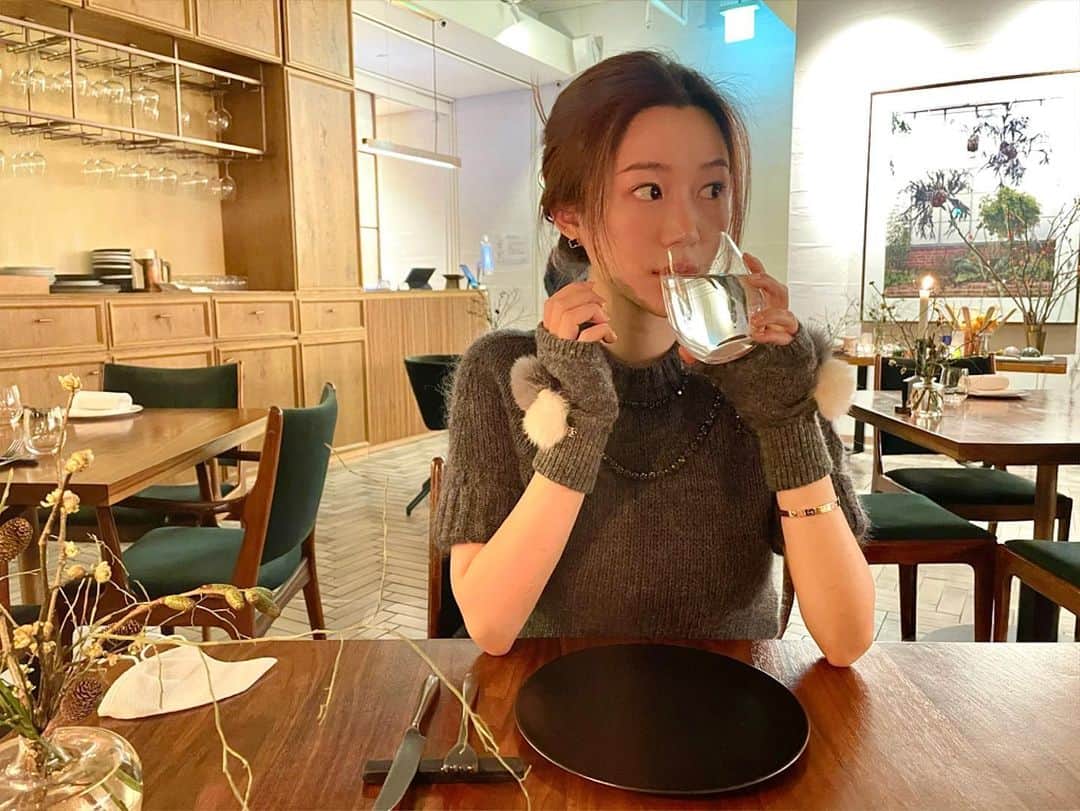 イ・ダインさんのインスタグラム写真 - (イ・ダインInstagram)「연말이 너무도 연말같지 않지만, 올 한해 힘들었던 만큼 앞으로 다가올 내일은 행복한 날들로 가득할거에요 🙏🏻  Life is an endless journey of ups and downs,  Yet, this year was too harsh.  But no worries. let’s go up again, together🥂」12月29日 21時33分 - xx__dain
