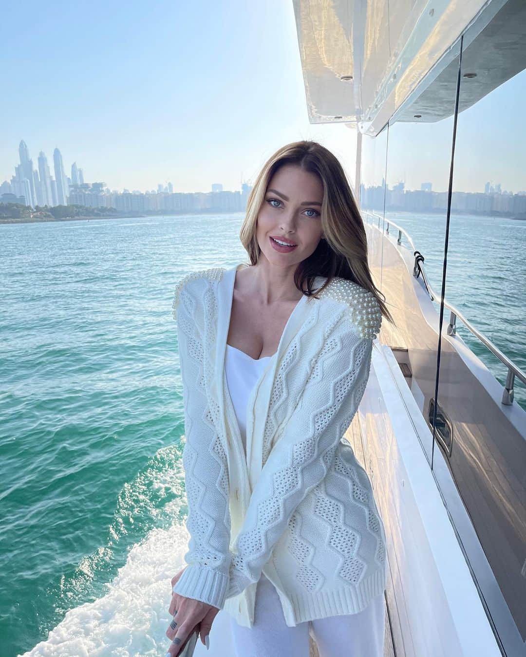 Caroline Receveurのインスタグラム：「Such a lovely day 🤍」