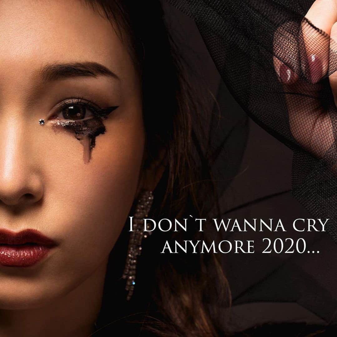 新田桂一のインスタグラム：「今年は色々ありましたね。来年は普通の生活に戻りたいな。感動的な撮影をありがとうございました😊めちゃカッコイイ❣️ @ai.1988kg   I DON’T WANNA CRY ANYMORE 2020...  photographer : @keiichinitta stylist : @takuto_satoyama hair&make : @noboruok graphicdesigner / retoucher : @yuji.hatakeyama」
