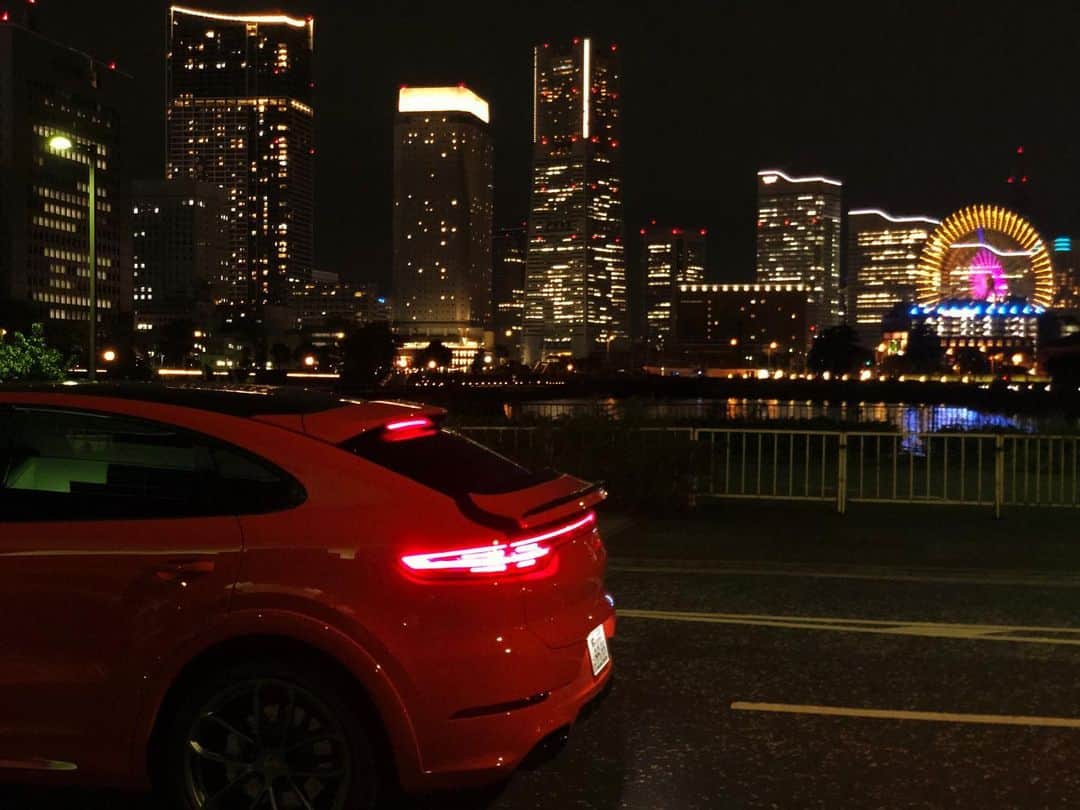 Porsche Japanさんのインスタグラム写真 - (Porsche JapanInstagram)「澄み切った空気に輝きを増す横浜の夜景とカイエンクーペ。 クーペの流麗なルーフラインは夜の横浜にもマッチします。  #ポルシェ #Porsche #カイエン #Cayenne #フライライン #夜景 #横浜 #みなとみらい」12月29日 21時30分 - porsche_japan