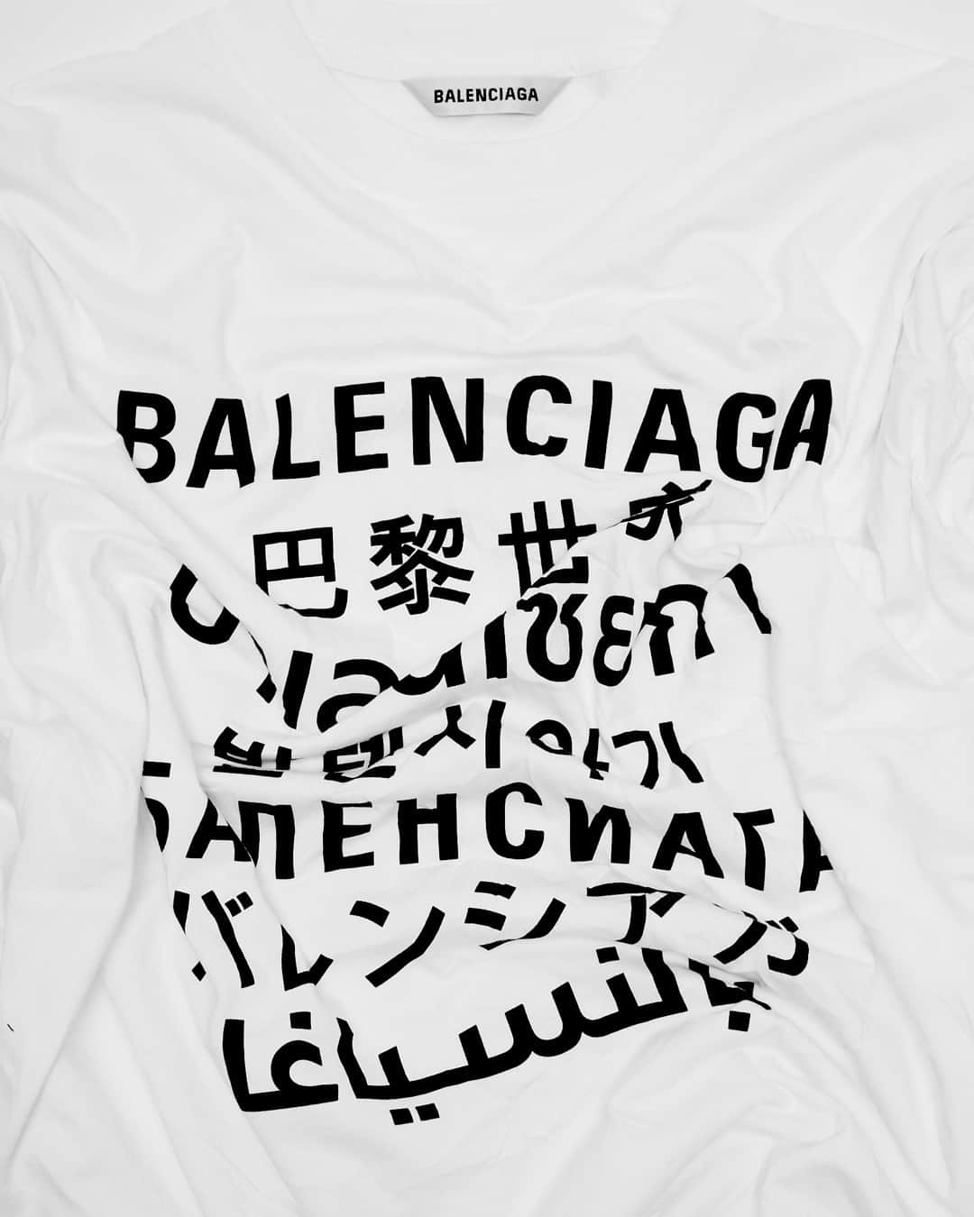 エルエヌシーシーのインスタグラム：「Under the creative direction of Demna Gvasalia, Balenciaga continues its tradition of experimentation. Explore the latest arrivals from Balenciaga online now, including the Oversized Logo T-Shirt. @balenciaga」