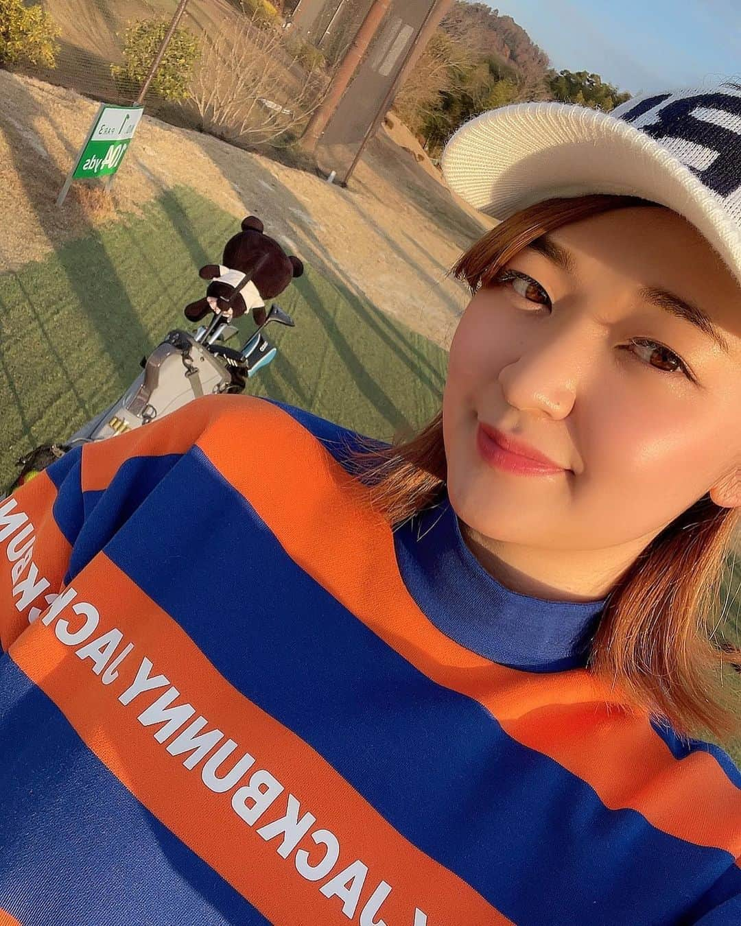 佐々木舞夕のインスタグラム：「___🏌️‍♀️⛳️  初ラウンド！ ショートコースでデビューしました⛳️  打ちっぱなしで練習5回くらいしたけど、なかなか練習通りには行かずww  68打でした🤣  デビュー戦楽しすぎたまたすぐ行くよぉ〜⛳️💕  ショートまわるのに、ワクワクして揃えたjackbunnyのウェアおろした💕  Jackbunny可愛すぎて上から下までぜんぶ揃えてハッピー💕  そのうちキャディバッグもJackbunnyにしたい⛳️  から早く上手になれるように練習する！  趣味が増えて嬉しい〜💕  みやざきでもまわりたい！ みんな誘ってね🐰⛳️  #ゴルフ #ゴルフ女子 #ゴルフデビュー #ゴルフ初心者 #🔰 #和幸カントリー倶楽部  #和幸カントリー #ショートコース #初ラウンド #golf #jackbunny  #ゴルフウェア #レディースゴルフ」