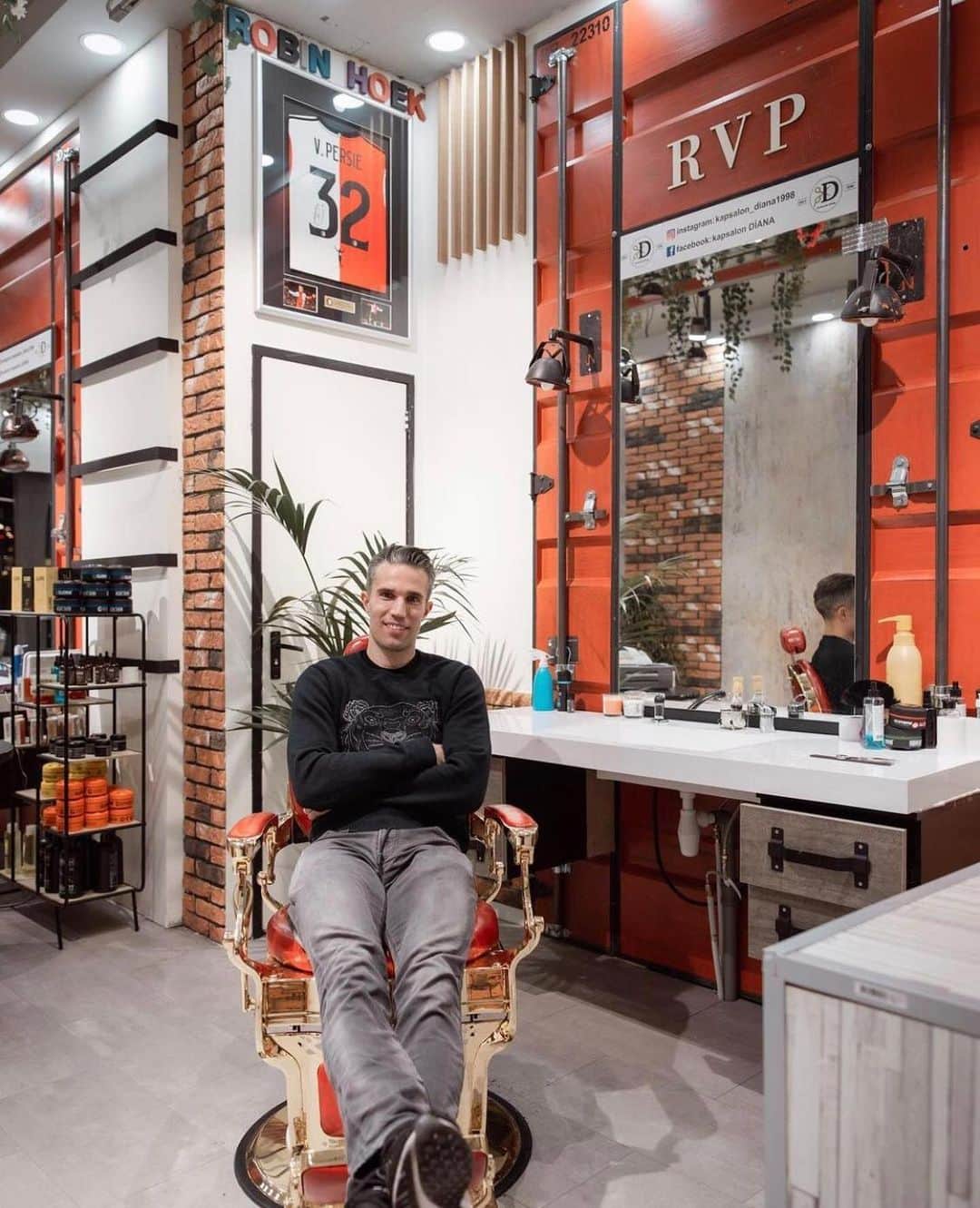 ロビン・ファン・ペルシのインスタグラム：「Honoured to get my very own RVP corner at the best barbershop in town ✂️🤩 Big shoutout to @meffcmc70 & @barber_ori! Fantastic guys and great professionals 👊  *pictures taken before the COVID-19 measures」
