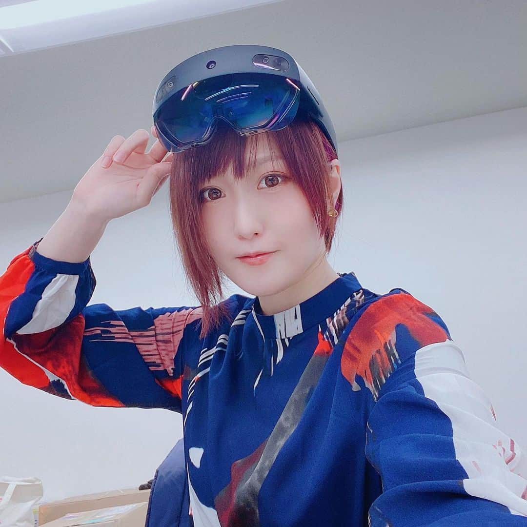 のインスタグラム：「Mixed Reality(複合現実) device. HoloLens2 check my other account → @vr_aimi   #hololens2 #mr #mixedreality #mr painting #Microsoft #virtualreality #vrartist #vrアーティスト #augmentedreality」