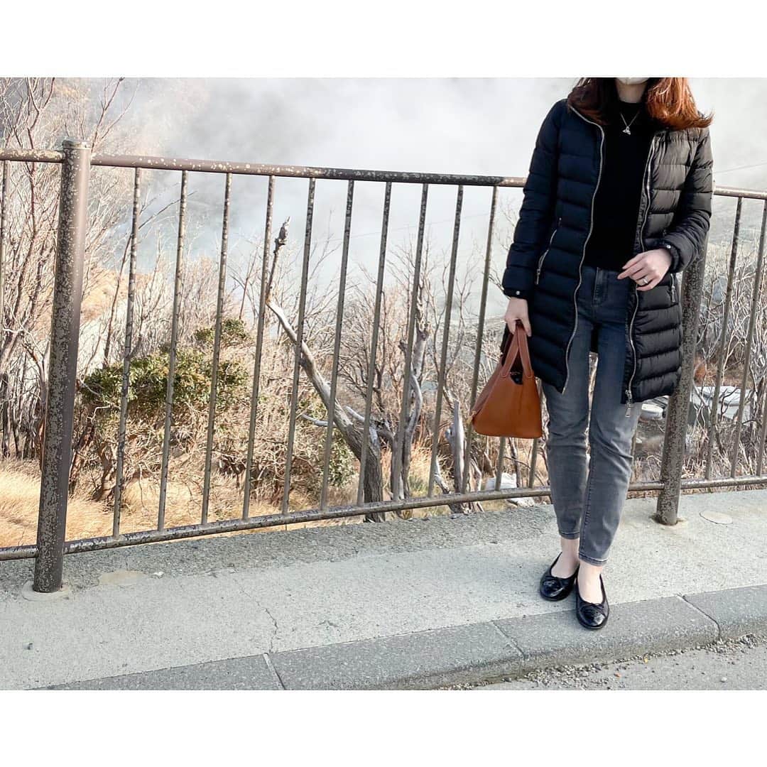 htrkmkのインスタグラム：「前のpostでご紹介した ZARAのスキニーは着るとこんな感じ!  やっぱり、UNIQLOのより ムチムチ感が目立たない✨  スキニー履きたいけど UNIQLOはムチムチ過ぎて…っていう お尻、太腿が張りがちな人には ほんとーにオススメ！  しかも今だとセール価格になってて UNIQLOとほぼお値段変わりません☻  コーデやアイテム詳細、型番などは @htrkmk プロフ欄リンクのブログに書いてます✎☡  ✁┈┈┈┈┈┈┈┈┈┈┈┈┈┈┈┈  #ザラジョ #ZARAデニム #ザラデニム #ザラジョコーデ  #美脚スキニー  #着痩せコーデ  #ウェーブ体型  #下半身ポチャ  #シャネルバレリーナ #モンクレールダウン #エルミンヌ #モンクレール #綺麗めコーデ  #綺麗めカジュアル  #きれいめカジュアルコーデ  #着回しコーディネート  #旅行コーデ」