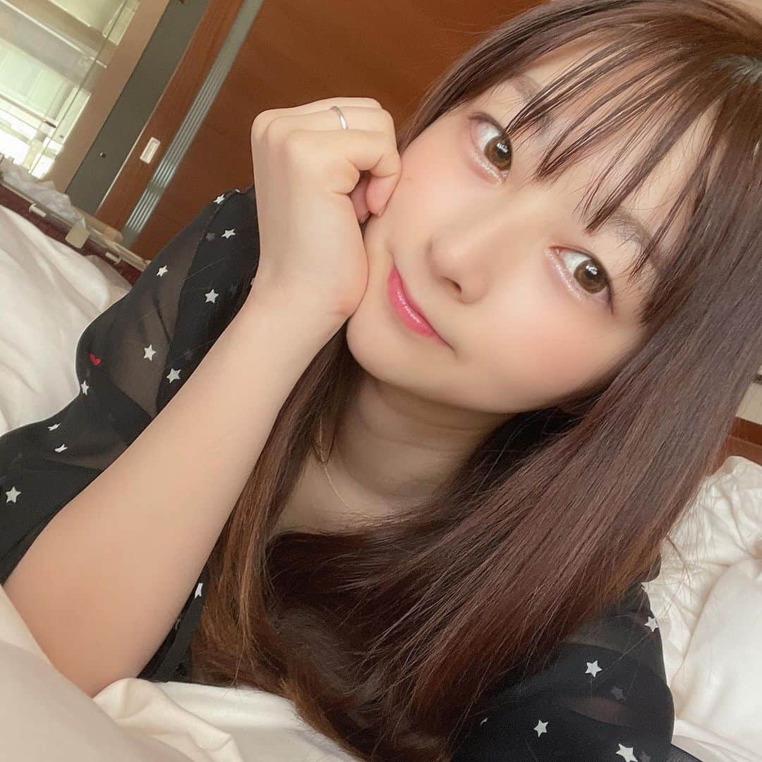 Mitoのインスタグラム：「. . . 一昨日久しぶりに質問コーナーしたら 楽しかった☺️ みなさん元気そうで嬉しかったです☺️ . 会いたい人達いっぱい🤤 年始には2年越しぐらいで ほんっっっとに大好きな先輩に 会える🤫❤︎❤︎❤︎ . . .」