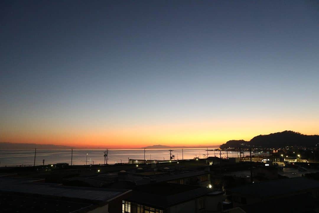 ANNA のインスタグラム：「SUNSET➡︎SUNRISE🌞・ ・ 毎日どっちも見れたらいいなぁ・ 出来れば海も🌊・ ・ 来年は引っ越ししようかな😌・ ・ ・ ・ ・ ・ #beachside #sunset #sunrise #日の出 #日の入  #yogalife #pilates #relax #脂肪燃焼 #ストレス発散  #bodymake  #ボディメイク #フィットネス #fitness #yogawear #ピラティス #ヨガ #健康 #運動 #筋トレ女子」