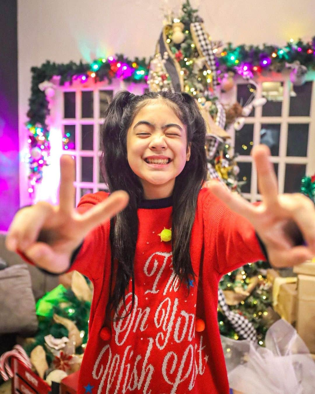 Niana Guerreroさんのインスタグラム写真 - (Niana GuerreroInstagram)「happy holidays! 🥳 new vlog up on my channel 🎥❤️🎄」12月29日 21時51分 - nianaguerrero