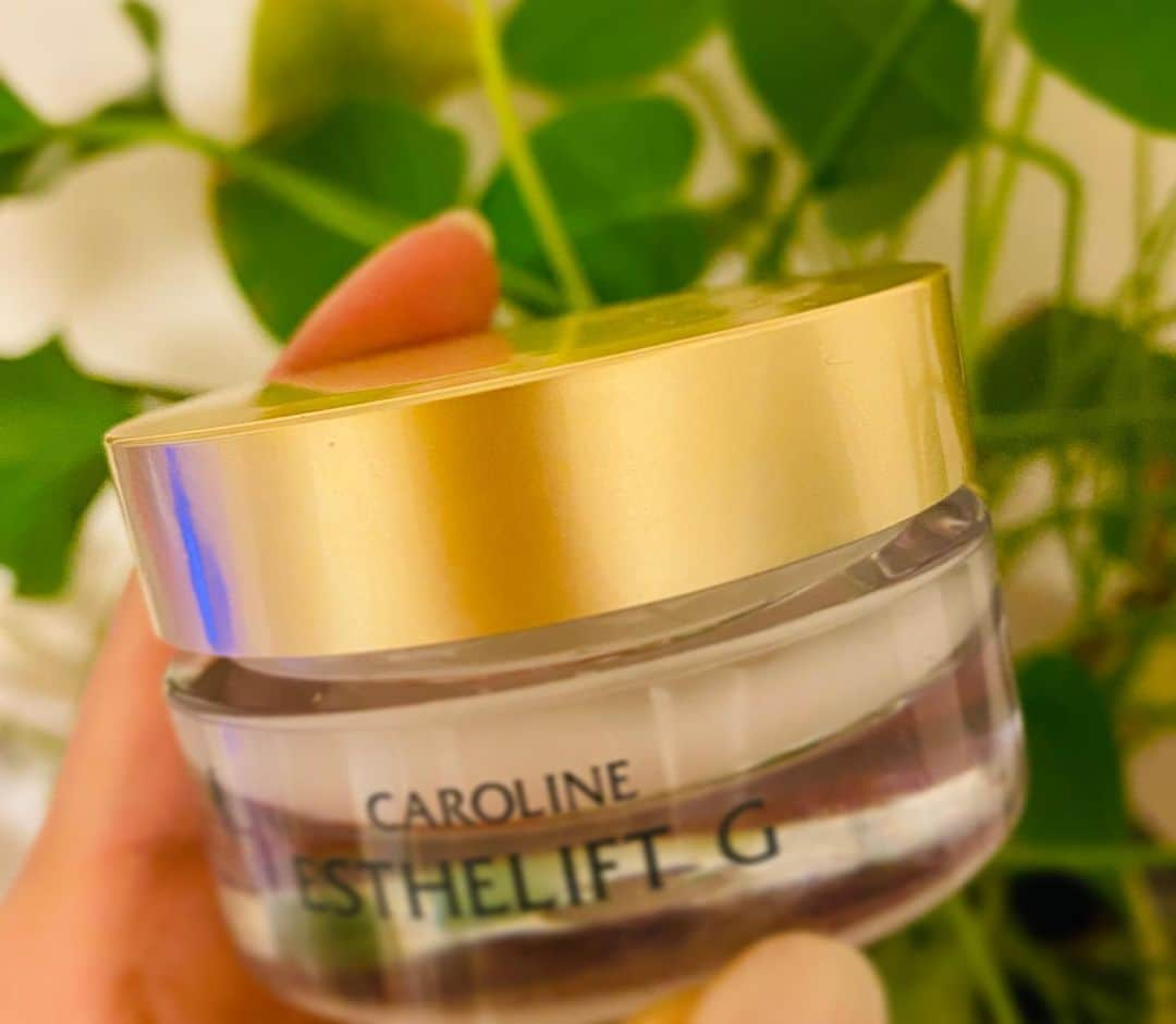 中村祥子さんのインスタグラム写真 - (中村祥子Instagram)「@caroline1977_cosmetics  年に4回配信している#キャロリーヌシーズナルレター  #お客様インタビュー に出演させて頂きました。使わせて頂いているキャロリーヌ化粧品についてなどをお話しさせて頂いています。 最近は、「ESTHELIFT G」を 使わせて頂いてますが、これには驚き✨🤩女性にとって永遠のテーマである、目元・口元のエイジングサイン改善に特化したアイクリームの商品化を目指して研究をし、目元・口元だけでなく、フェイスライン・頬・額のハリ、シワ改善にも効果が期待できるため、多くの女性にこのハリを実感していただこうとフルフェイス仕様に企画を変更し、さらに研究とテストを重ねて誕生したものがエステリフトGなのですが、つけたときの伸びがまずとてもよく、つけた瞬間から肌がベールに包まれていく感じが分かり、肌が安心して喜び、いい状態を保ってくれます😄これは使うと本当に手離せなくなってしまう☺️  いつも素敵な空間を作り出していらっしゃる　@caroline1977827 にも 癒されてます。今日、久々にスカイツリーを見たら満月も出ていて綺麗でした🌕✨」12月29日 21時51分 - shoko_officialpage