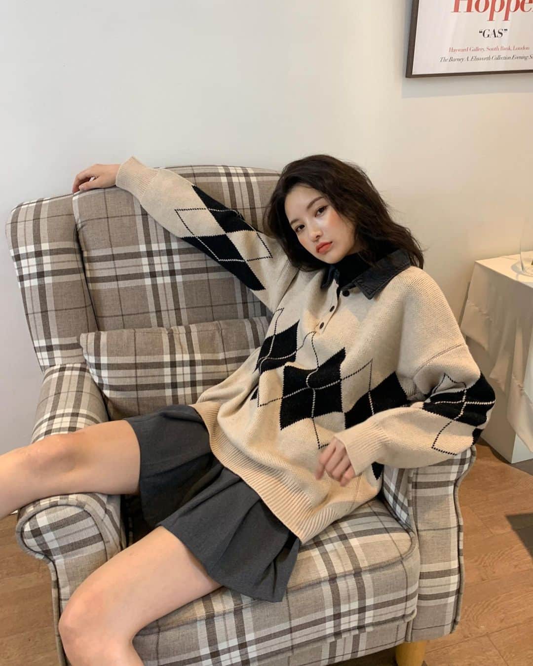 Chuuさんのインスタグラム写真 - (ChuuInstagram)「🎀츄X스타일멤버🎀  코디만렙 @jindamiin 다민님의 베스트 코디🤟🏽  겨울에 잘 어울리는 다이아몬드 패턴으로 뉴트로 무드 느낌 물-씬! 전체적으로 낙낙한 핏감으로 입으면 여리핏 장-착!! 데일리룩으로 여러 바텀과 잘 어울리는 패턴 니트 꼭 소장 해보세요💜  #chuu#츄#패턴니트#데일리룩#뉴트로패션#오오티디」12月29日 21時51分 - chuu_official