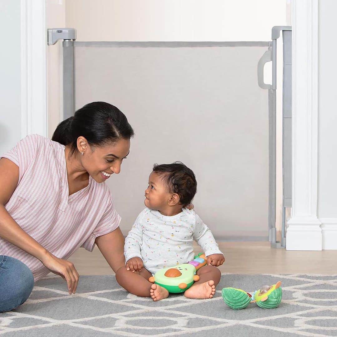 のインスタグラム：「Contain cuteness! ❤️ Create baby-friendly areas in your home with our sleek and stylish retractable mesh gate!🙌  #musthaves #parenting #babygear #nurseryinspo #skiphop」