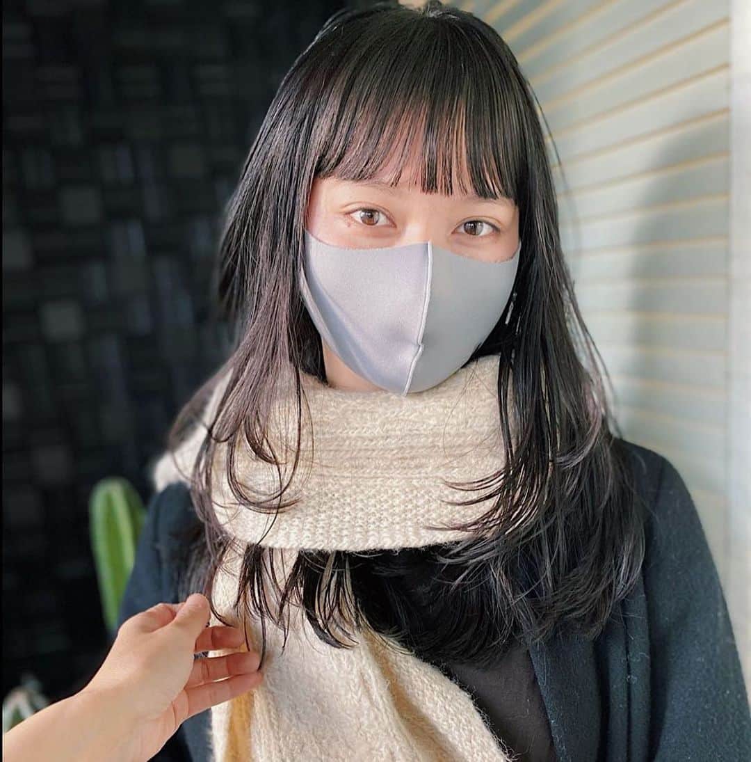 shihori.kathleenのインスタグラム：「クリスマスの朝、お散歩して走って🧖🏻‍♀️🌞 透明な空気を吸ってシャワーを浴びてたら 奇跡的に今年ラストカットいけるってことで 慌てて向かったのでお化粧ろくにできず  それでもなぜだか髪が綺麗で可愛いと いつもより良く見えちゃう魔法🔮 愛さんのXmas magic🎄🌹でした @ai___saitoo」