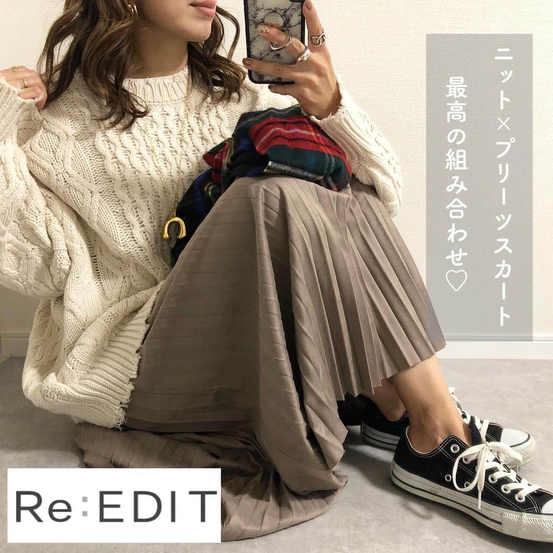 Miyoのインスタグラム：「2020.12.29 ・ ニットとプリーツスカートは大好きな 組み合わせ☺️♥️ ロングスカートは165cmでMサイズを履いています⑅◡̈* バックボタンが可愛いニットは 前後どちらでも着ることができます👌🏻 スカートとバランスのとりやすい ショート丈にしました♡ ・ ニット・プリーツスカート… @reedit_official #reedit コットンロングシャツテールT…#UNIQLO#ユニクロ ブーツ…#リエディ バッグ…#celine#fifth スニーカー…#コンバース ストール…#ジョンストンズ ・ ・ ・ #リエディスタ#冬コーデ#プリーツスカート#ロングスカート#ニット#ストール#ユニクロコーデ#UNIQLOコーデ#ブーツ#スカートコーデ#スニーカーコーデ#今日のコーデ#ママコーデ#ママファッション#プチプラコーデ#プチプラファッション#シンプルコーデ#きれいめコーデ#カジュアルコーデ#大人カジュアル#大人可愛い#時尚」