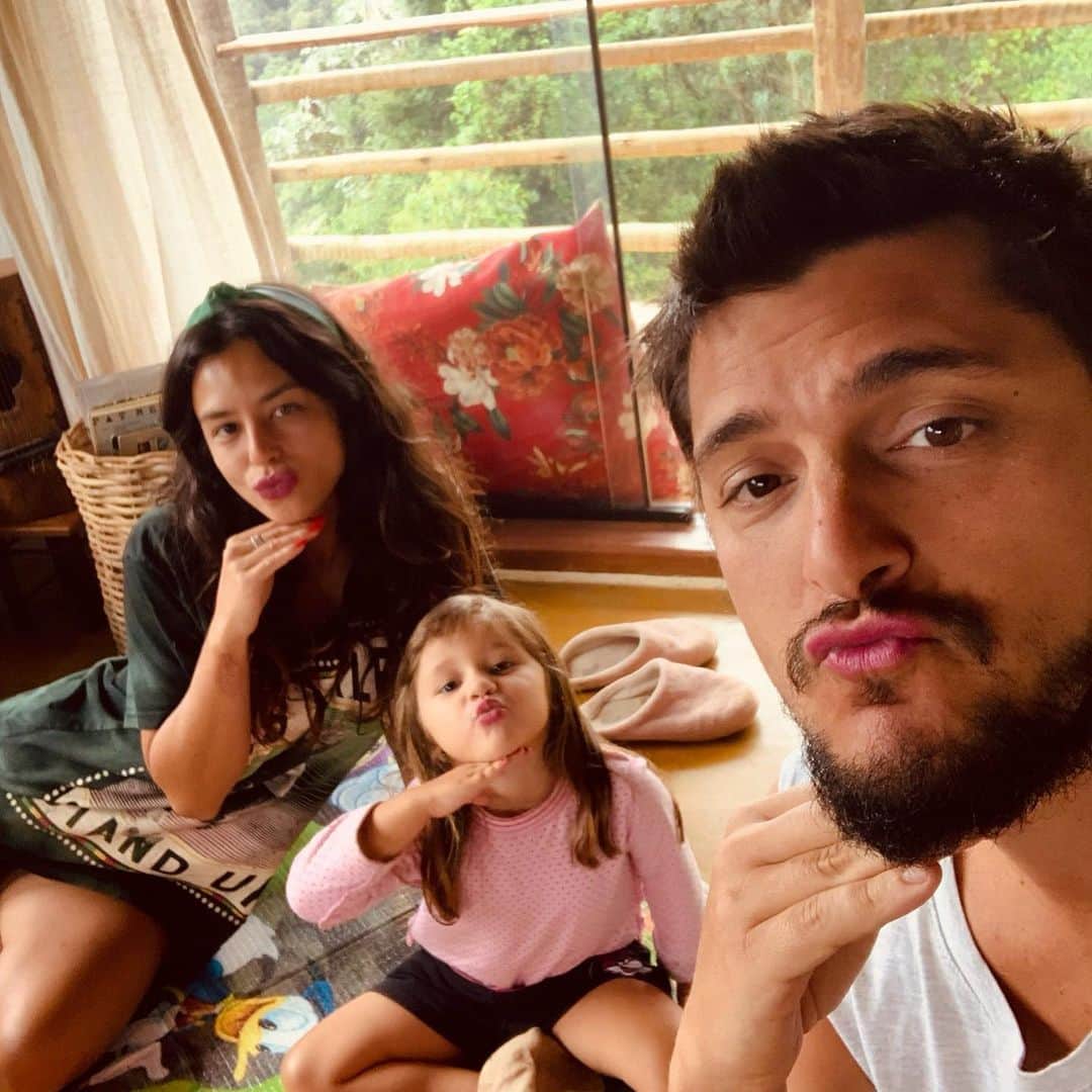 Yanna Lavigne 稲垣アンのインスタグラム：「. coloque seu batom preferido em dia de chuva pra ficar em casa e se sentir linda, mesmo de pantufa 💐 você merece! BOM DIA!」