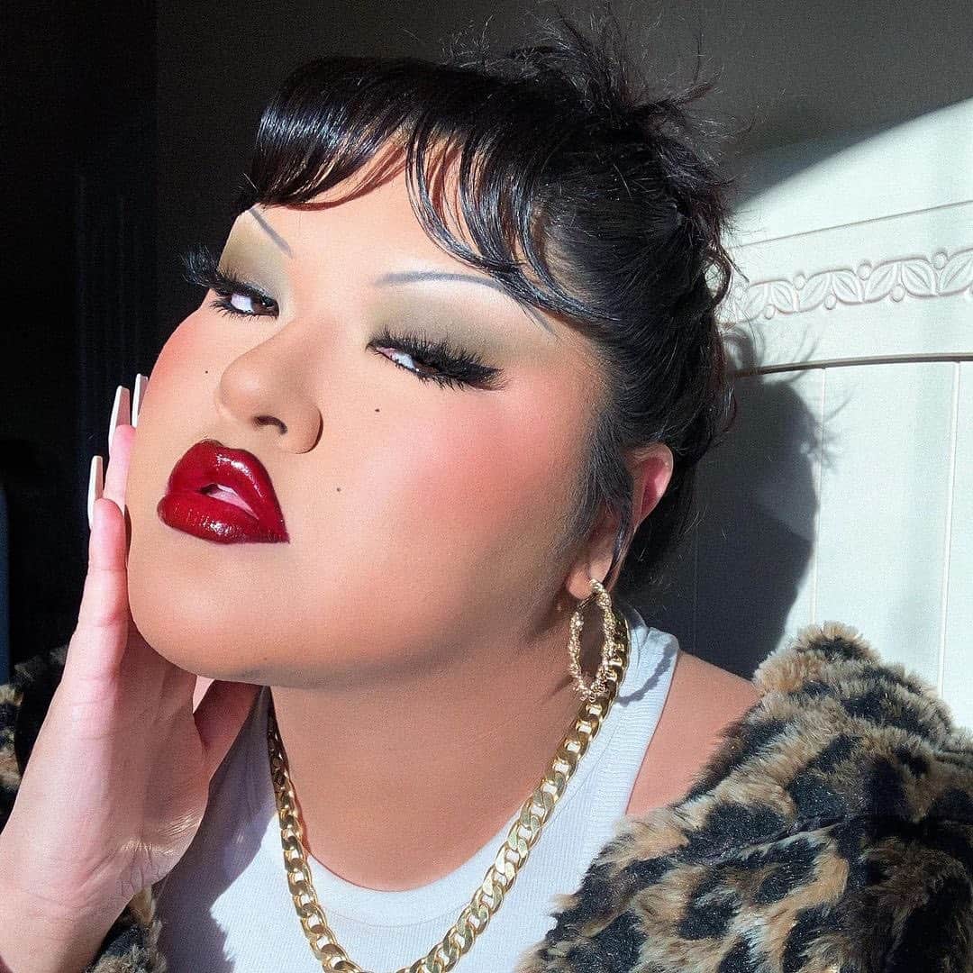 Milk Makeupさんのインスタグラム写真 - (Milk MakeupInstagram)「#studiofam legend @artistry.bri lookin like the It Girl™ on set of a '90s music video 🎧 tools of the trade?   #veganmilkmoisturizer for an ultra-smooth clean base, #lipandcheek in Swish for draped blush + #hydrospray to lock it all in for up to 12 hours 🔒   catch em all 👉🏼 @ milkmakeup.com ⛓ @sephora ⛓ and Sephora stores ⛓」12月29日 22時00分 - milkmakeup