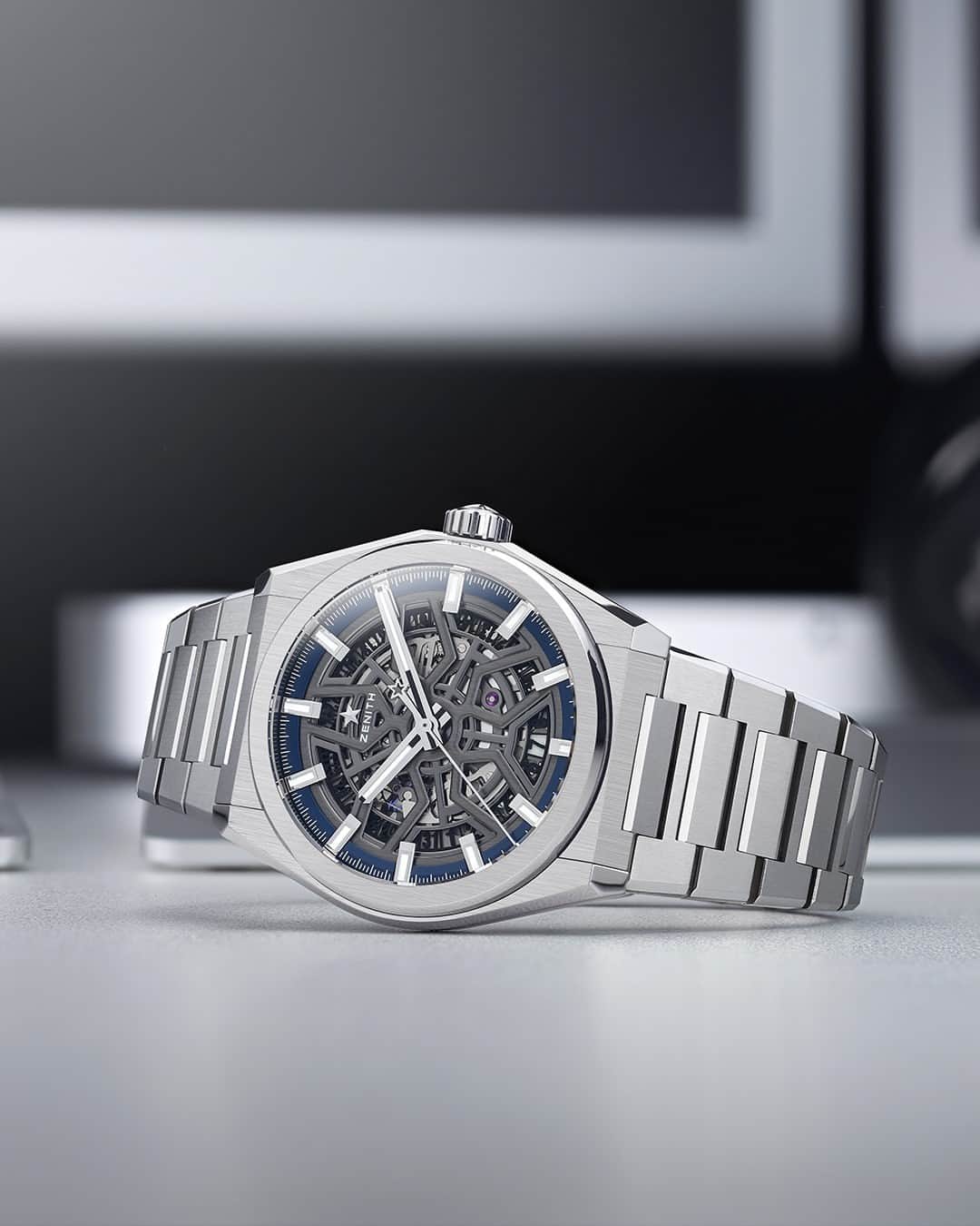 のインスタグラム：「#DefyClassic: The Elite calibre has long been the Zenith Manufacture's staple automatic movement. For the DEFY Classic, we chose to give it a modernistic execution, revealed through the open dial with its abstract star-shaped central element.」