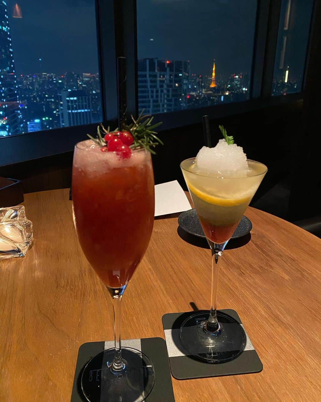 望月りさのインスタグラム：「セルリアンタワー東急ホテル🗼 東京タワーを眺めながら美味しいカクテル飲んできました🍷☺️ #セルリアンタワー東急ホテル  #夜景」